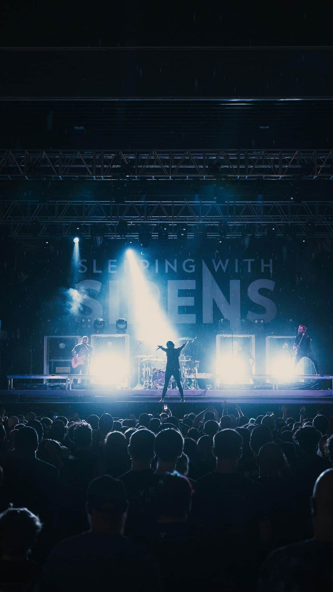 スリーピング・ウィズ・サイレンスのインスタグラム：「Harrisburg, That was mental 🤯!! These shows with @theused & @deadamerican have been insane! Don’t let the party die 🤘🏼 🎥: @nickalausstafford」