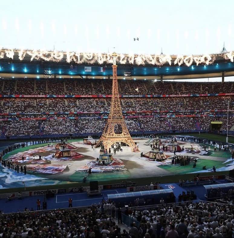 のインスタグラム：「Merci à toute l’équipe de la Cérémonie d’Ouverture de la @rugbyworldcupfrance2023 🏉 Vous nous avez régalé ! 👏🏻  Un voyage en Ovalie : une histoire, une chorégraphie qui s’inspirent largement des gestes et des valeurs du rugby, la mise en avant de notre artisanat et de la culture française…  et pour finir soudés comme jamais : une peña baiona 🤩  #engagement #collectif #partage #generosite」