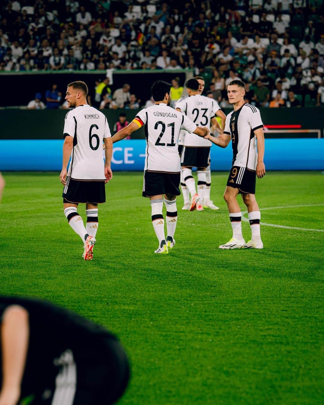サッカー ドイツ代表チームのインスタグラム：「DRANBLEIBEN! 💥💥💥  #dfbteam #GERJPN 📸 DFB/Philipp Reinhardt」