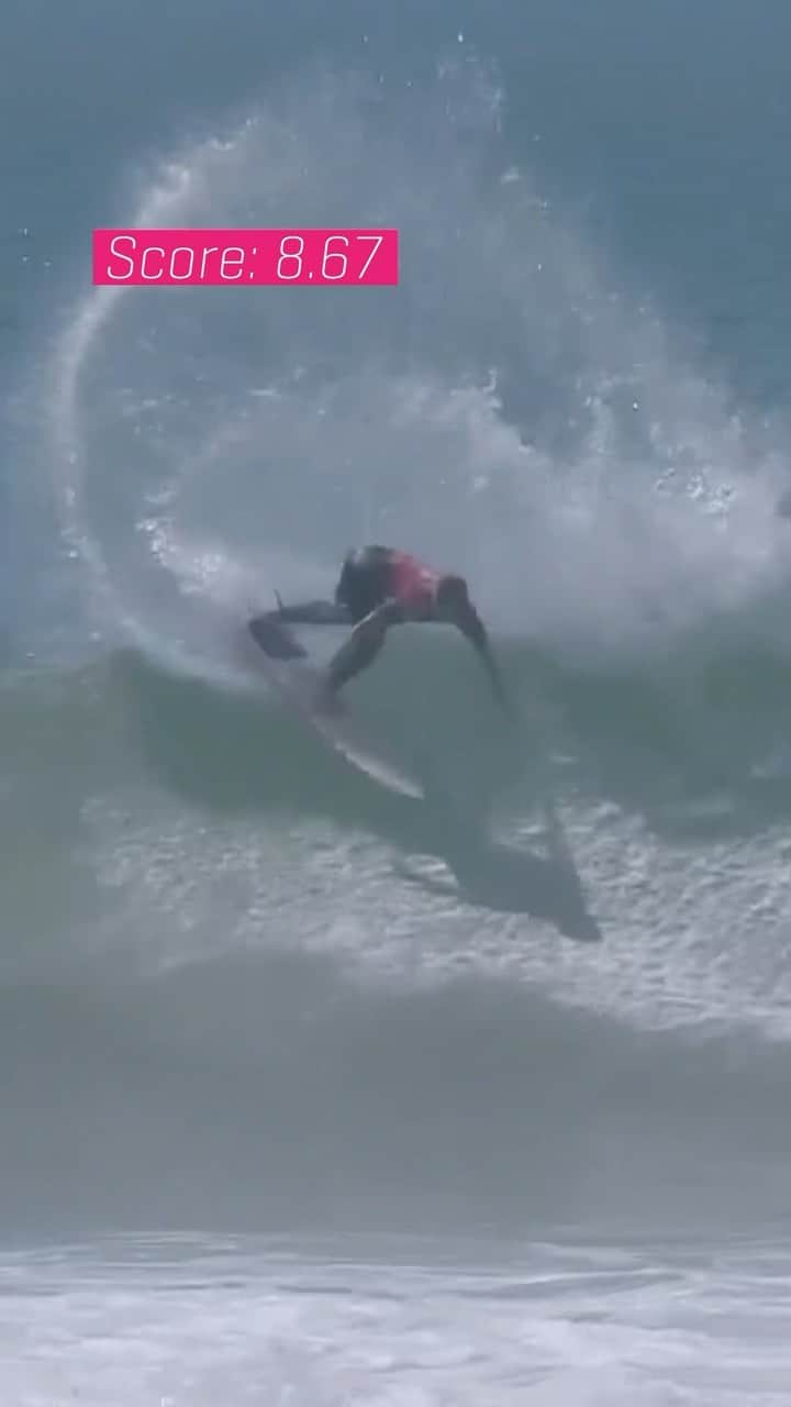 世界プロサーフィン連盟（WSL）のインスタグラム：「1 heat win to go and @caroline_markss would become a World Champion... 💪  Watch the #RipCurlWSLFinals LIVE on worldsurfleague.com. @ripcurl」