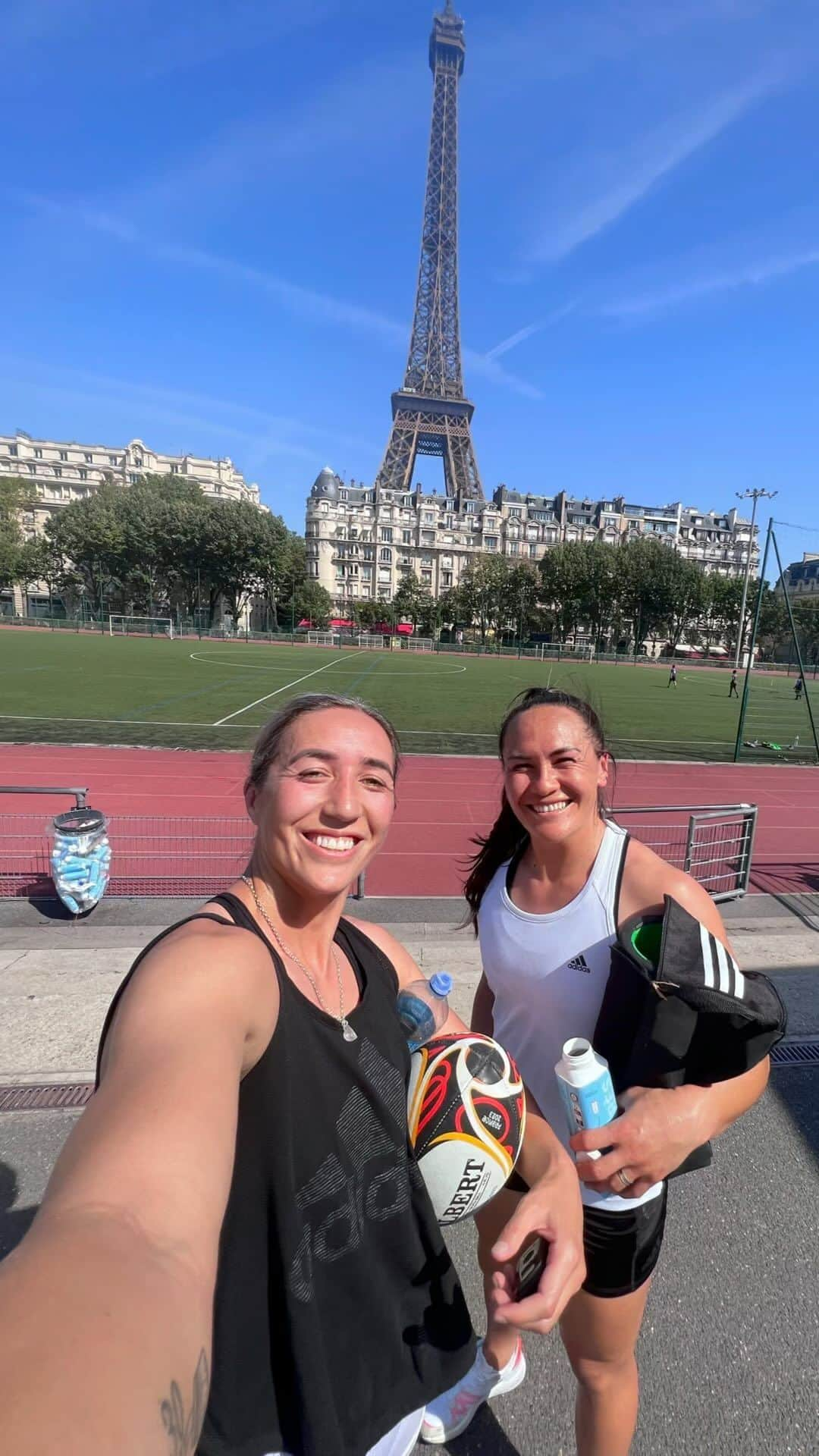 サラ・ゴスのインスタグラム：「The most non touch players you’ll ever meet, but when there’s a opportunity to sass @porshwoodman on the 5m under the Eiffel Tower I’m in 👀😂   #touchwhatagame #waytoocompetitive #paris #eiffeltower #worktrips」