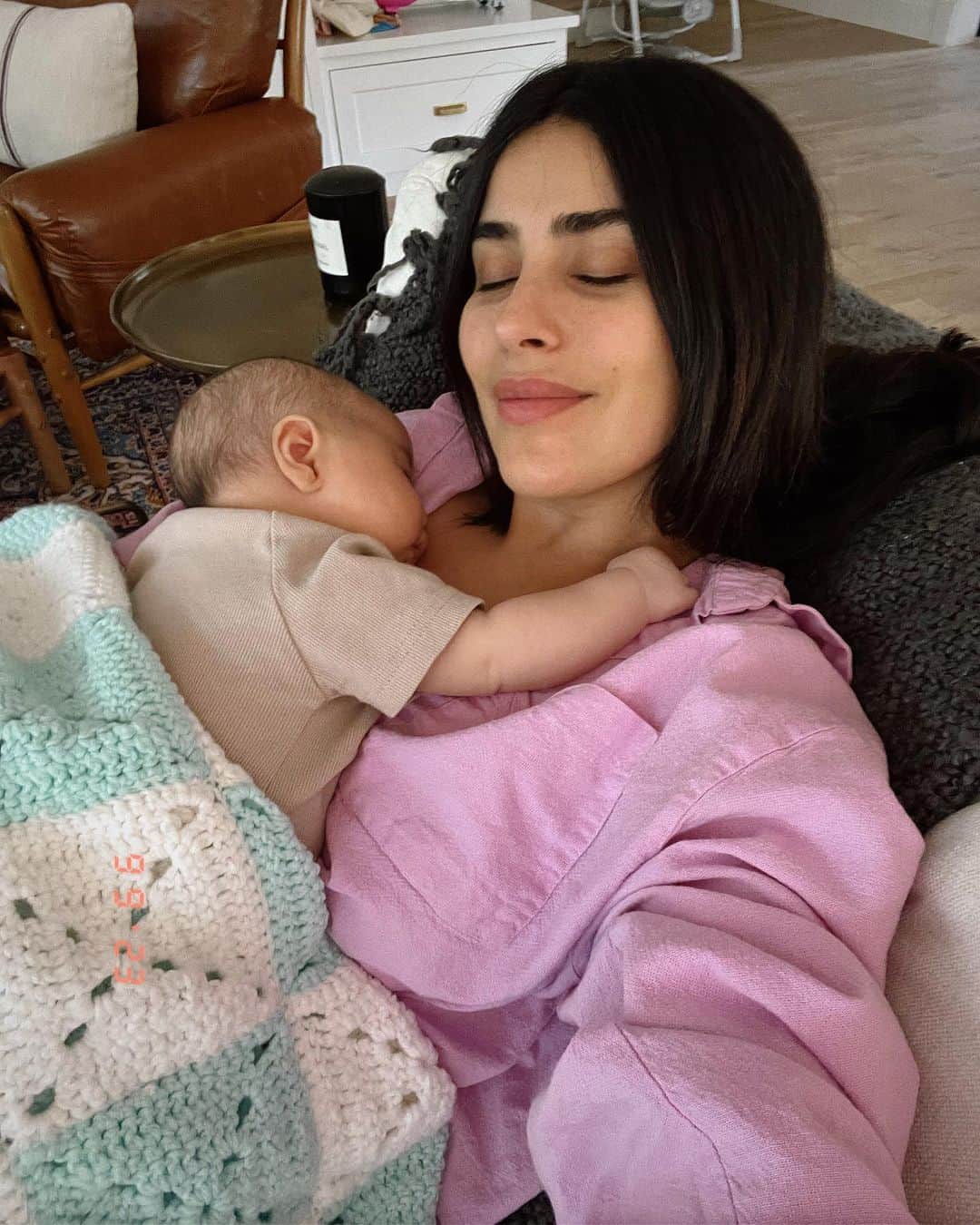 Sazan Hendrixさんのインスタグラム写真 - (Sazan HendrixInstagram)「If only you knew how many times I’ve body slammed him with kisses in the past 2.5 months that he’s been alive 🤣 TIME FLIES WHEN YOU’RE AN OLI PIE! 🥧 #imobsazzedwithhim #delicious #motherhood」9月10日 5時06分 - sazan