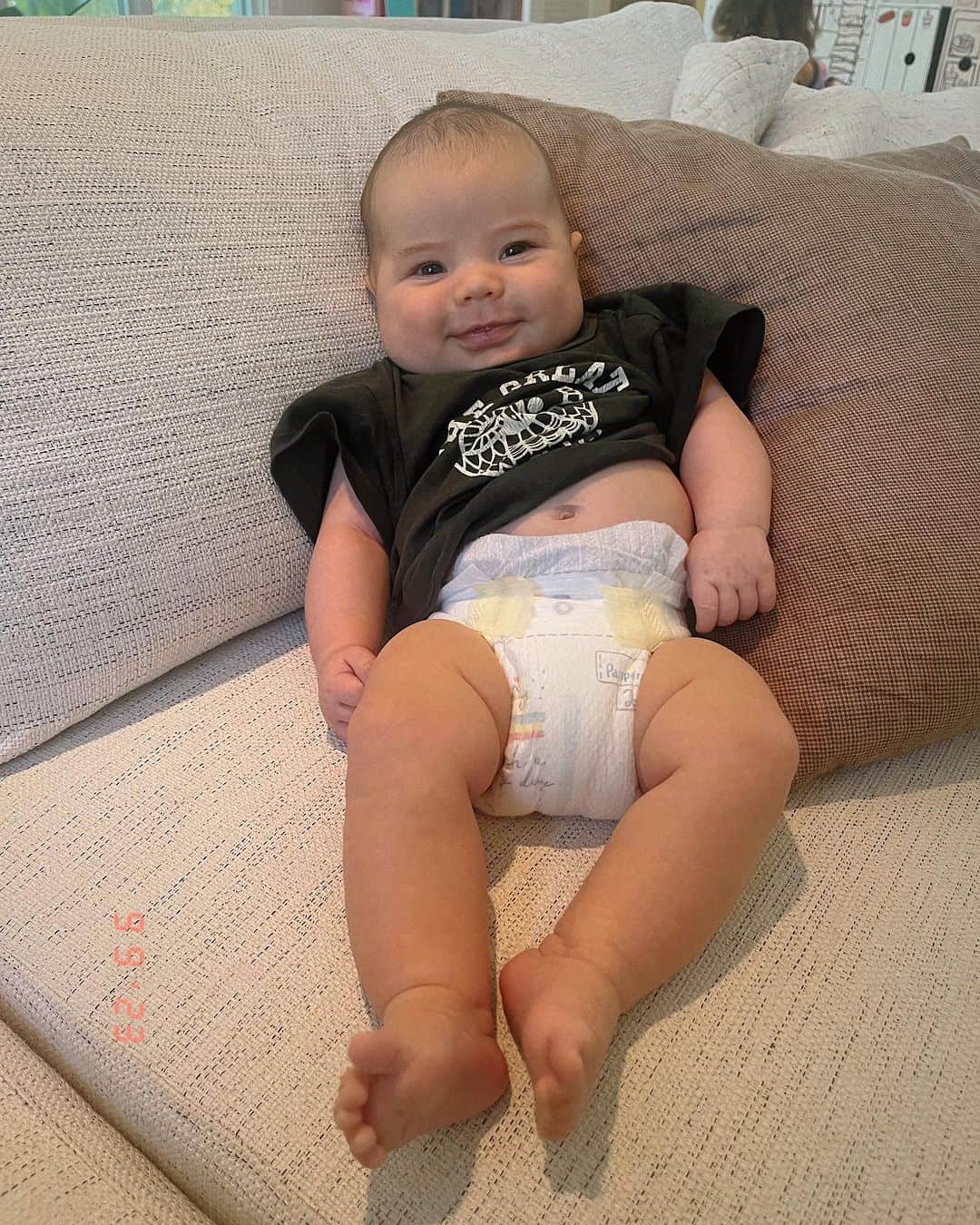 Sazan Hendrixのインスタグラム：「If only you knew how many times I’ve body slammed him with kisses in the past 2.5 months that he’s been alive 🤣 TIME FLIES WHEN YOU’RE AN OLI PIE! 🥧 #imobsazzedwithhim #delicious #motherhood」