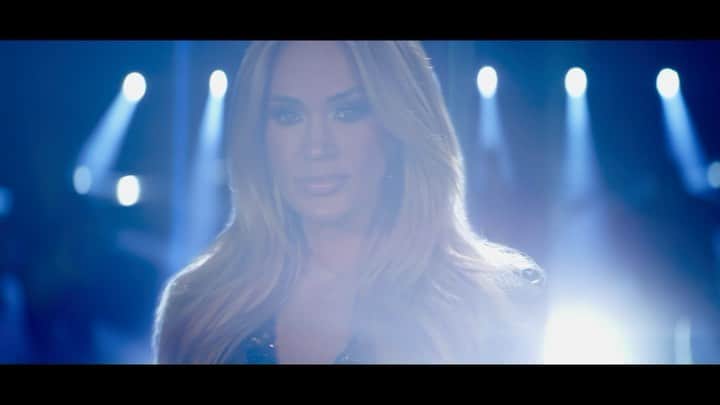 キャリー・アンダーウッドのインスタグラム：「It’s almost here…@snfonnbc tomorrow! 🙌🏻🏈」