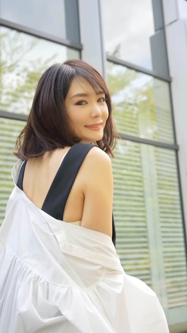 勝木友香のインスタグラム：「やっと…やーっと届いた！ 展示会でオーダーして 8月到着と聞いていたシャツ👚  8月の末にやっと！ このサロペットとの組み合わせが可愛くて😊 本当はもうちょっと早くに ご紹介したかったのですが、 9月になってしまった　笑  LE PHIL @lephil_official   前がショートの作りで シャツとしても羽織りとしても♪ サロペットも同じく LE PHILで これがまた着やすくて😊  お部屋でゴロゴロするのも楽ちんです♪   #大人可愛いファッション  #大人可愛い #アラフォー女子 #アラフォーファッション　#大人可愛いコーデ  #サロペット　#サロペットコーデ　#シャツコーデ  #オトナ女子コーデ  #大人カジュアルコーデ  #大人女子ファッション  #カジュアルファッション  #カジュアルスタイル」