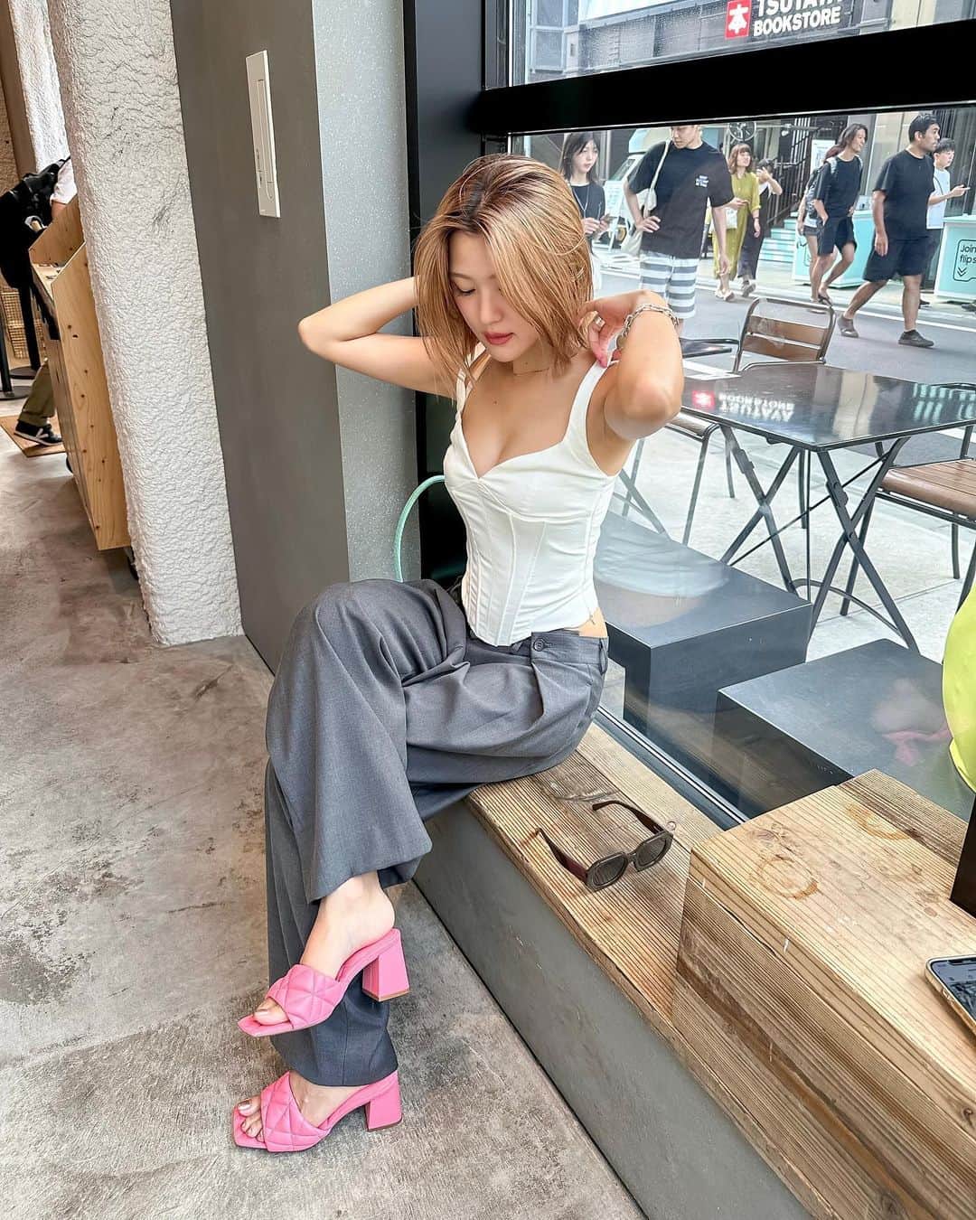 Meeのインスタグラム：「土曜日に友達とおランチコーデ😇  くつとバッグにカラーをいれちゃったりしちゃって😇🩷🩵 おきにいりなのよん  #ランチコーデ #スラックス #スラックスコーデ #夏の終わり」