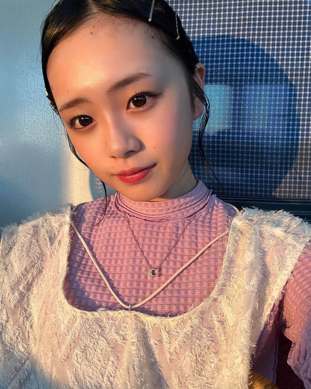 ひまひまチャンネルのインスタグラム：「👒👒👒  大阪の電車から見える夕焼けが綺麗すぎた。。  最近の趣味は音楽を聴きながら電車の窓の外を見てMVに出演してる気持ちになることです (実際はほぼ地下鉄すぎて何も見えない)   #ひまひまチャンネル #ひまひま #電車」