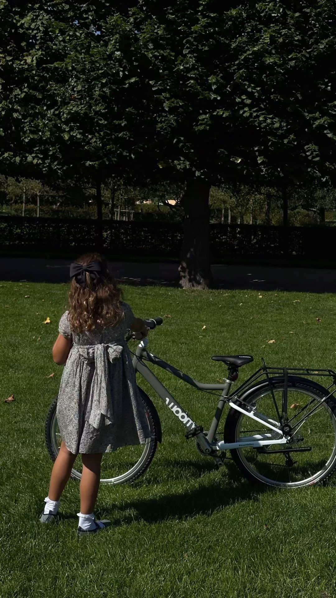 Mathilde Goehlerのインスタグラム：「Annonce. Making memories with her birthday gift 🎀 @woombikes #magicmoments #happychildhood 💝」