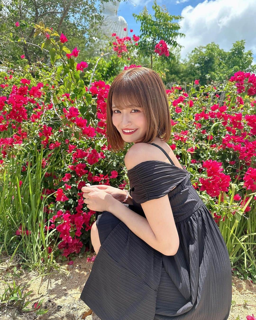 清水里香さんのインスタグラム写真 - (清水里香Instagram)「⁡ ⁡ シャッフルアイランドseason4 最終回ご視聴ありがとうございました🏝️ ⁡ ⁡ わたしは17歳から23歳までアイドルをしてて 普通の女の子たちが経験するような ドキドキしたり、きゅんきゅんしたり 切なくなったり、誰かに会いたいなぁってなったり、、 そんな"青春"っていうものを経験してきませんでした ⁡ プーケットにいる期間、泣いちゃったりしちゃって みんなが知ってる"キラキラりかてぃー"では無い 一面も見せてしまったかと思いますが ⁡ こうゆうのを"青春"っていうんだなあって思いました😌 ⁡ ここで過ごした経験はいつか私がもう少し 大人になった時、きっと良い思い出だったなあって 思えると思います🫶🏻 ⁡ みんなとたくさん遊んで、はしゃいで たくさん笑って、泣いて、日焼けして、、笑 ⁡ ⁡ 本当に楽しかったです☺️ ⁡ みんなと出会えてよかった！ 最高の夏をもらえました🏝️ ⁡ ⁡ そして、最後まで見届けて下さった 視聴者の皆様！ 本当にありがとうございました🙇🏻💞 ⁡ ⁡ ⁡ またどこかで会えたらいいなぁ！ ⁡ ⁡ ⁡ ⁡ ⁡ ⁡ ⁡ #シャッフルアイランド #season4」9月9日 20時06分 - partyyy_chu