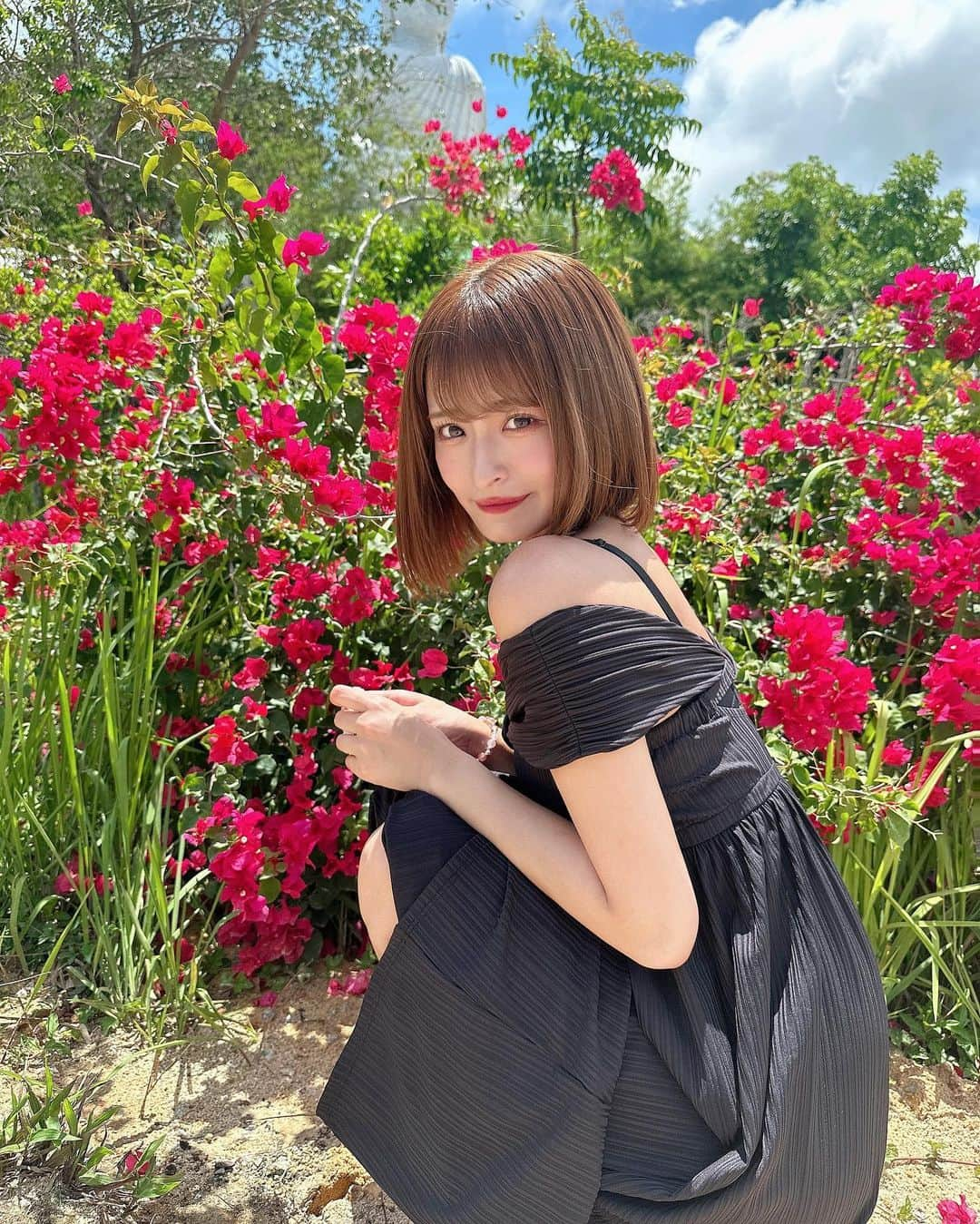 清水里香さんのインスタグラム写真 - (清水里香Instagram)「⁡ ⁡ シャッフルアイランドseason4 最終回ご視聴ありがとうございました🏝️ ⁡ ⁡ わたしは17歳から23歳までアイドルをしてて 普通の女の子たちが経験するような ドキドキしたり、きゅんきゅんしたり 切なくなったり、誰かに会いたいなぁってなったり、、 そんな"青春"っていうものを経験してきませんでした ⁡ プーケットにいる期間、泣いちゃったりしちゃって みんなが知ってる"キラキラりかてぃー"では無い 一面も見せてしまったかと思いますが ⁡ こうゆうのを"青春"っていうんだなあって思いました😌 ⁡ ここで過ごした経験はいつか私がもう少し 大人になった時、きっと良い思い出だったなあって 思えると思います🫶🏻 ⁡ みんなとたくさん遊んで、はしゃいで たくさん笑って、泣いて、日焼けして、、笑 ⁡ ⁡ 本当に楽しかったです☺️ ⁡ みんなと出会えてよかった！ 最高の夏をもらえました🏝️ ⁡ ⁡ そして、最後まで見届けて下さった 視聴者の皆様！ 本当にありがとうございました🙇🏻💞 ⁡ ⁡ ⁡ またどこかで会えたらいいなぁ！ ⁡ ⁡ ⁡ ⁡ ⁡ ⁡ ⁡ #シャッフルアイランド #season4」9月9日 20時06分 - partyyy_chu