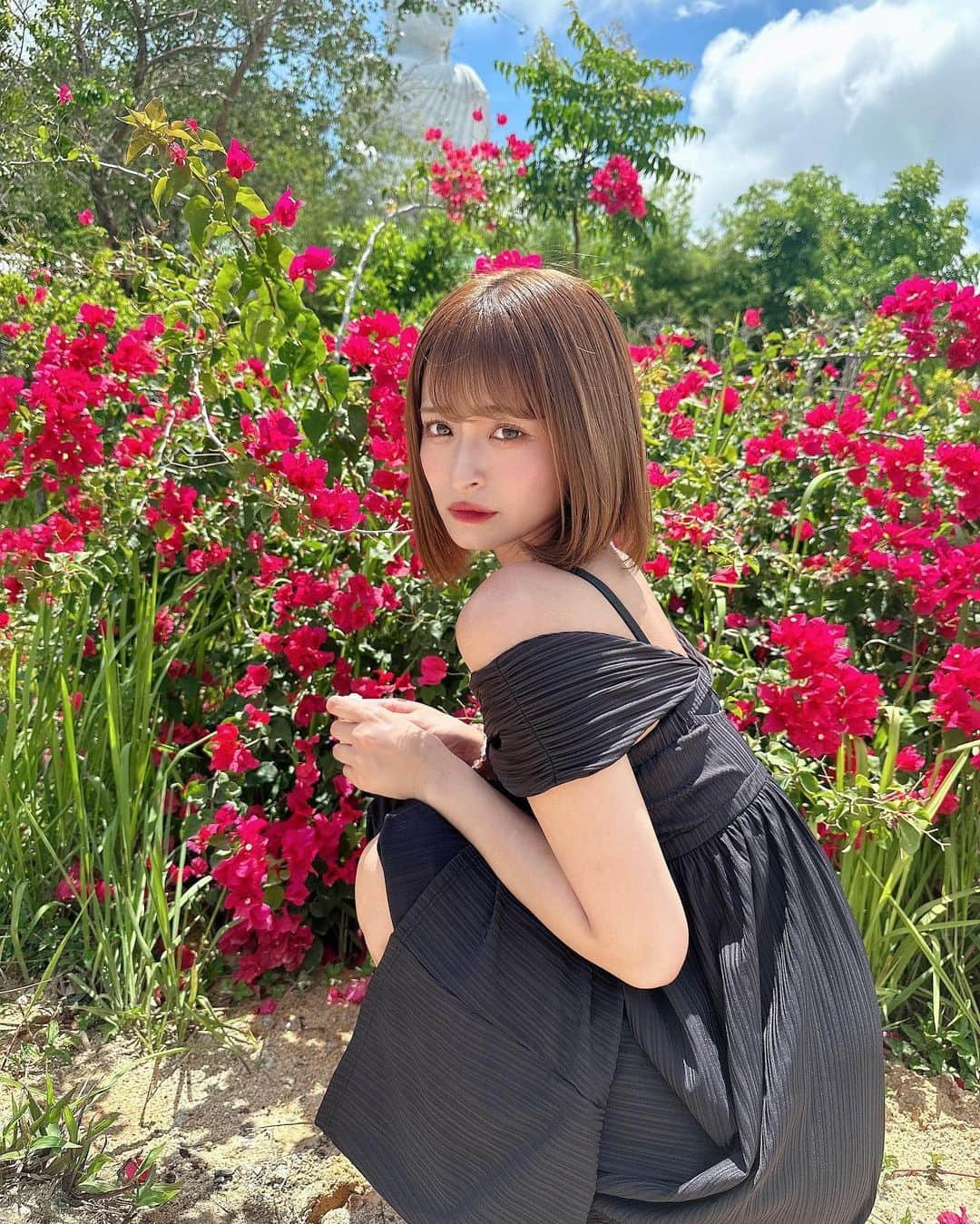 清水里香さんのインスタグラム写真 - (清水里香Instagram)「⁡ ⁡ シャッフルアイランドseason4 最終回ご視聴ありがとうございました🏝️ ⁡ ⁡ わたしは17歳から23歳までアイドルをしてて 普通の女の子たちが経験するような ドキドキしたり、きゅんきゅんしたり 切なくなったり、誰かに会いたいなぁってなったり、、 そんな"青春"っていうものを経験してきませんでした ⁡ プーケットにいる期間、泣いちゃったりしちゃって みんなが知ってる"キラキラりかてぃー"では無い 一面も見せてしまったかと思いますが ⁡ こうゆうのを"青春"っていうんだなあって思いました😌 ⁡ ここで過ごした経験はいつか私がもう少し 大人になった時、きっと良い思い出だったなあって 思えると思います🫶🏻 ⁡ みんなとたくさん遊んで、はしゃいで たくさん笑って、泣いて、日焼けして、、笑 ⁡ ⁡ 本当に楽しかったです☺️ ⁡ みんなと出会えてよかった！ 最高の夏をもらえました🏝️ ⁡ ⁡ そして、最後まで見届けて下さった 視聴者の皆様！ 本当にありがとうございました🙇🏻💞 ⁡ ⁡ ⁡ またどこかで会えたらいいなぁ！ ⁡ ⁡ ⁡ ⁡ ⁡ ⁡ ⁡ #シャッフルアイランド #season4」9月9日 20時06分 - partyyy_chu