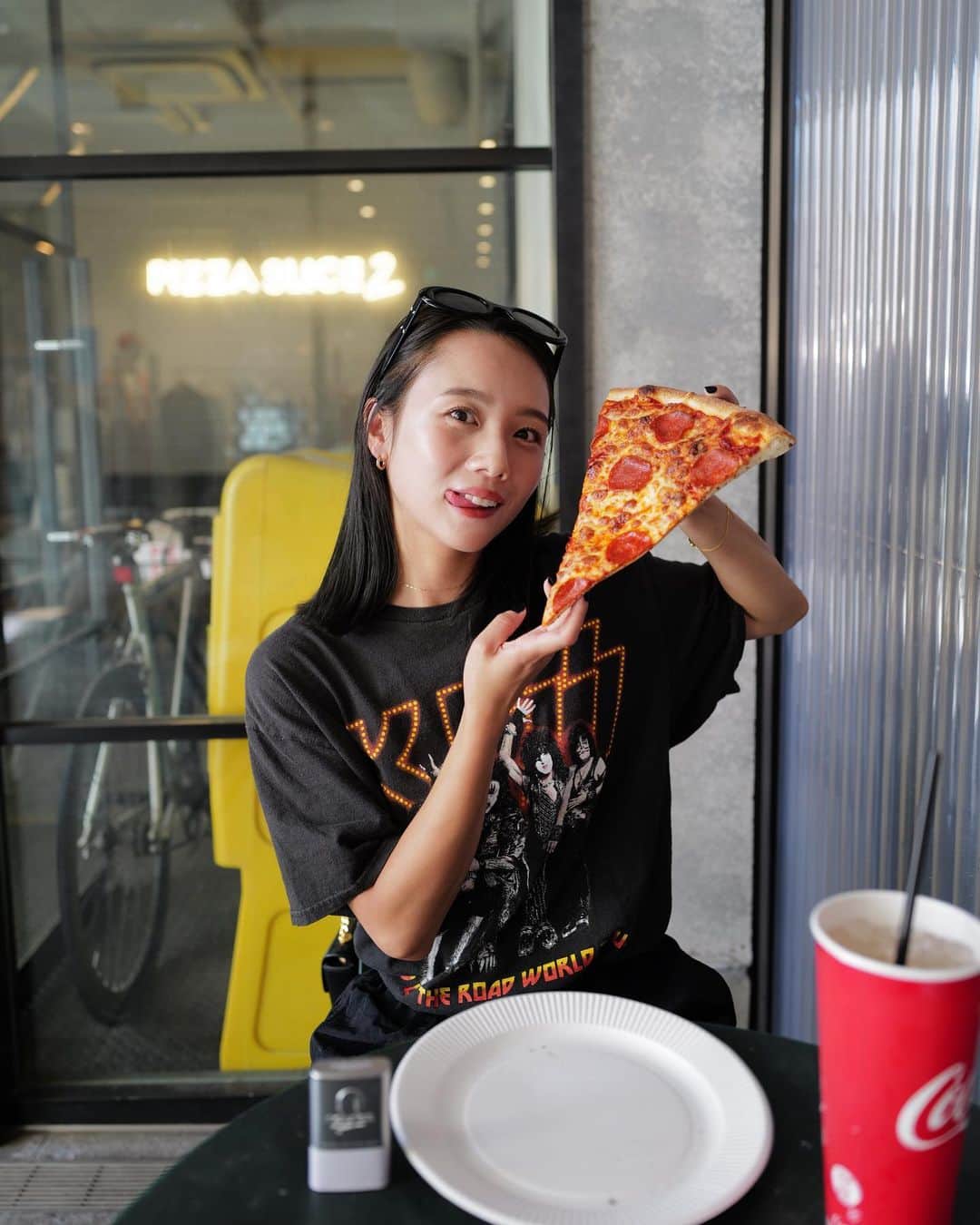 伊原葵さんのインスタグラム写真 - (伊原葵Instagram)「I LOVE PIZZA🍕♥️  やっぱり、ペパロニ最高。 ピザ食べすぎて、あおいちゃんピザばっかりですねって言われちゃったので、ちょいセーブしてたけど。笑  久しぶりに食べたピザは最高🫶🏻  インスタでもYouTubeでも食べてること多めなので、ほんとによく食べるね！って言われますが😆  食べること大好き〜♥️  でも、実は代謝があまりよくなく…  それにずーっと悩み、色々試し中なんだけど😮‍💨  いいサプリに出会いました！！  ナチュリズムってサプリなんだけど、初めて飲んでその日から感動して🥺  飲み続けているサプリです✨  いくつか種類があるんだけど、私はプレミアムを飲んでる◎  vlogとかでも飲んでたやつ〜🕊️  持ち運びできる缶タイプと大容量タイプがあるから、私はなくなったら詰め替えて持ち運んでる！  必ずカバンに入れてる、もはやお守りみたいな感じ🫡  朝昼晩3粒飲んで「ダイエット＋腸活＋美肌＋菌活」ができるよ！  私は、本当に身体に溜めやすいタイプで…  いらないものは、身体からさよならしたいので👋  その意味で、ナチュリズムがぴったりで飲み続けてます🤫  たくさん食べる時は必ず飲む！！  あまり代謝が良くなくて悩んでる人、沢山ご飯食べたい人🍚  ぜひ、試してほしい〜！！  #ナチュリズム #ナチュリズムプレミアム #ポーチの中にナチュリズム #食前の新習慣はナチュリズム」9月9日 21時15分 - aoi186