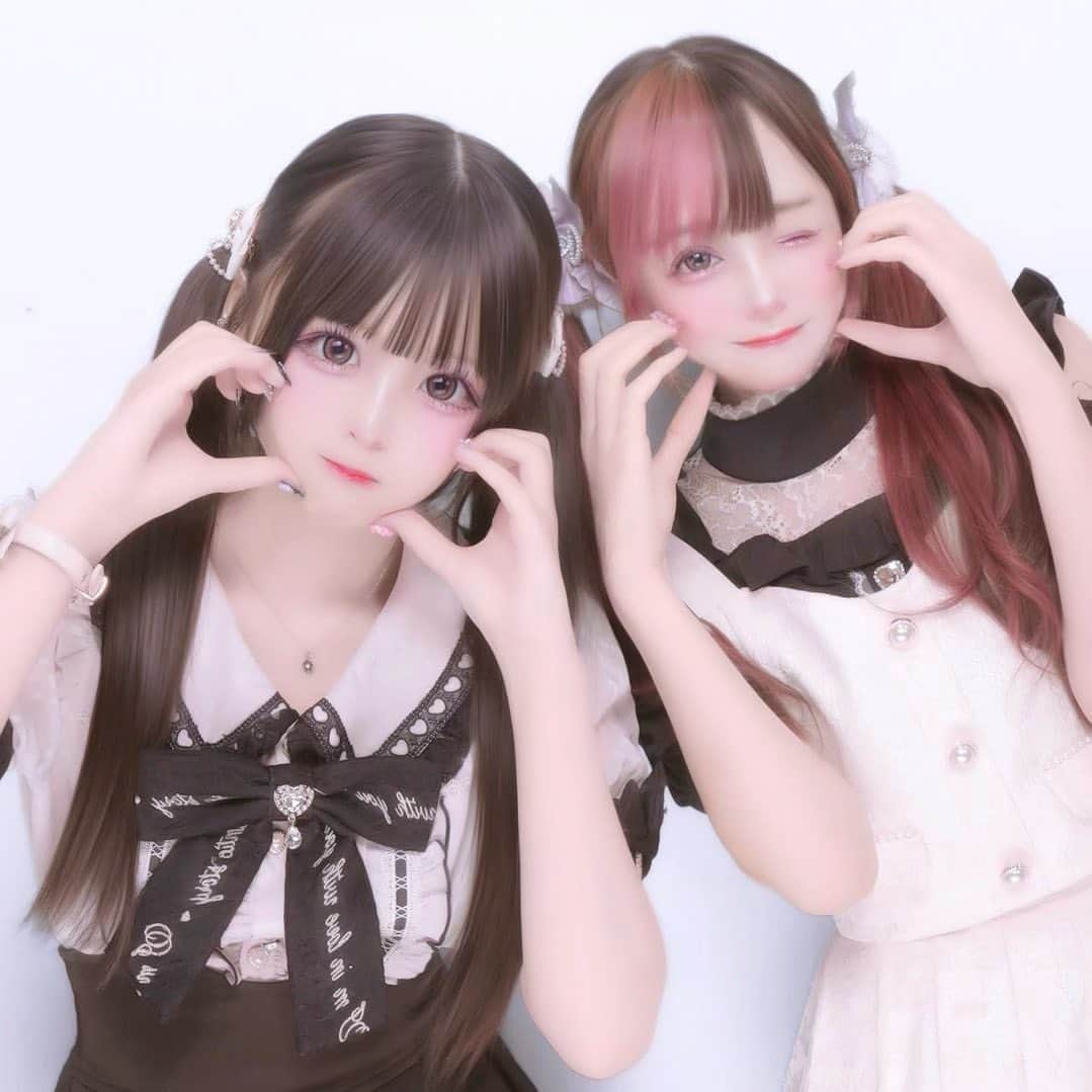 このはのインスタグラム：「地雷チャンとプリ🐽⚡️ めちゃくちゃ姉妹みたいだよね………🤔  #ハルイロセカイ  #プリクラ  #量産型女子  #地雷系女子」