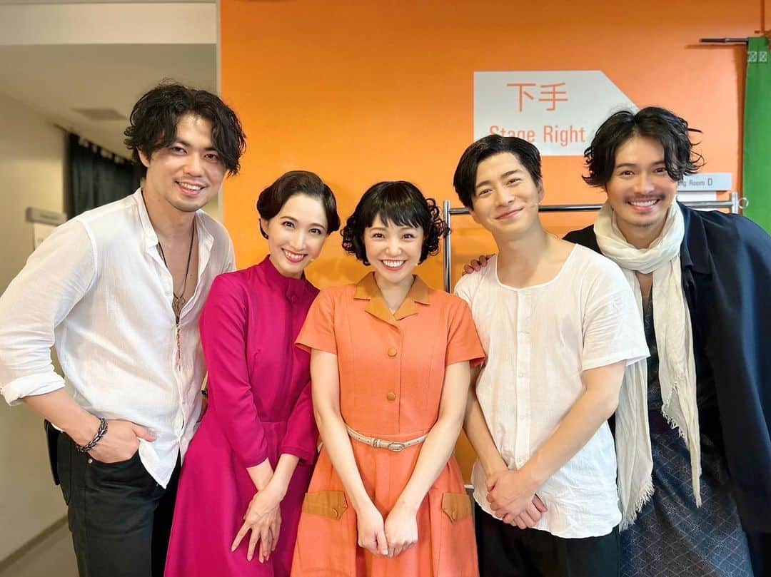 のインスタグラム：「. 今日も，みんなで力を合わせて ２回公演無事に…🥹  お客様のあたたかい拍手に感謝。  🥹🥹🥹  #ミュージカル生きる #新国立劇場 #ななが帰ってくるのをみんな待ってるわよ」