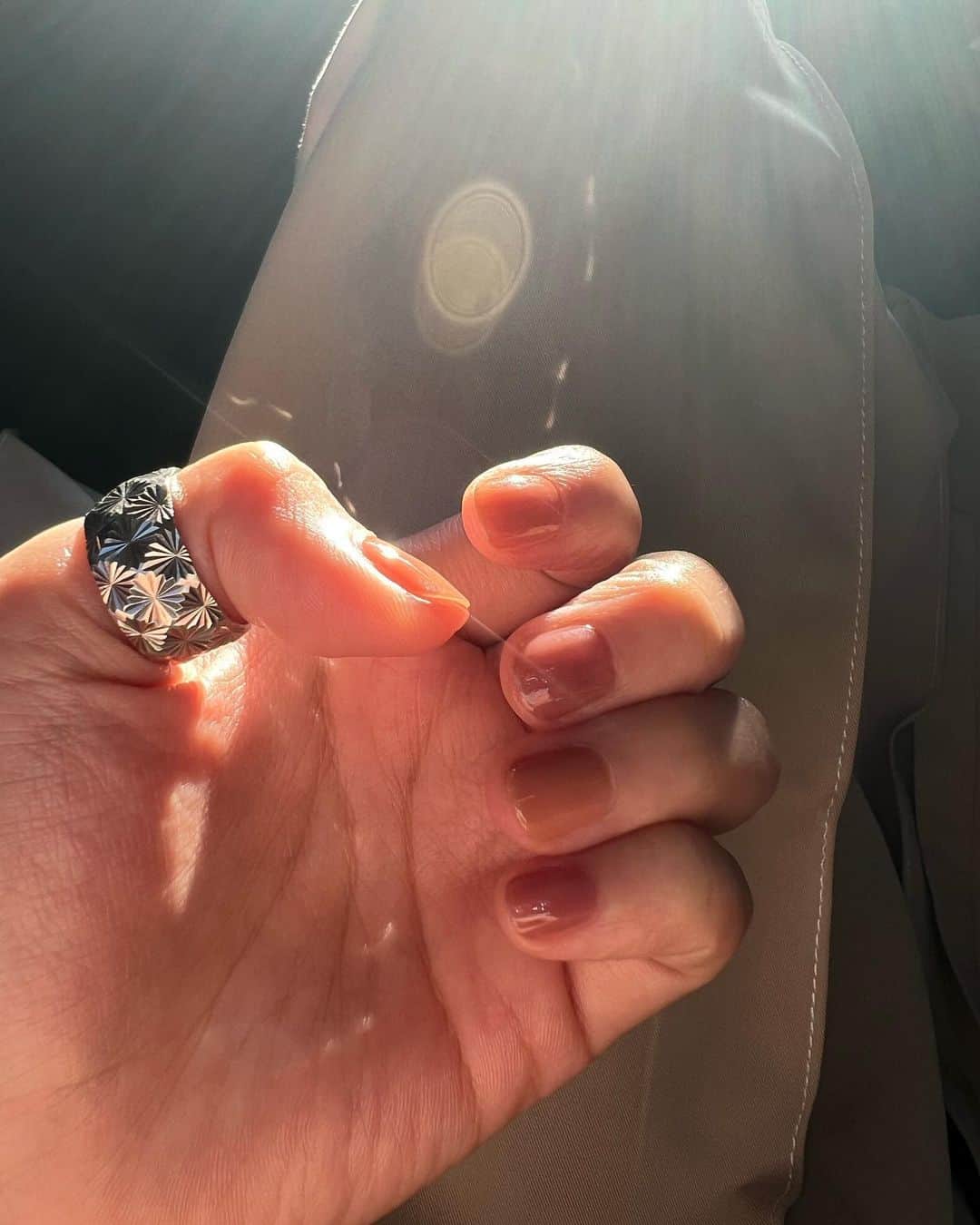 謝琦琦（Kiki）のインスタグラム：「指上獲得美美的蒙布朗色 還獲得日本首席美甲師幫拍的照片  @instauka 彩色底油真的很推 有顏色的護甲油 但沒有指甲油常見的化學成分 最喜歡的原因就是卸掉不染甲 單擦會有天生指甲的好氣色 跟潤色護唇膏一樣重要的存在  沒做光療指甲就像素顏見人  伸出手難免有點害羞 值得去一趟 @1010apothecary  試擦看看幾號最襯自己膚色 技術不好不擔心有刷痕 新手友善 也可以在大安店預約保養服務  另外他們滾珠設計的指緣油可以多用途 不只用在指緣上 其他穴點也都可以使用 有不同時間對應當下適合的味道 13:00是午休後醒腦的薄荷 24:45是睡前放鬆的薰衣草+甜甜香草 真希望24小時我都是放鬆不要醒的狀態（？」