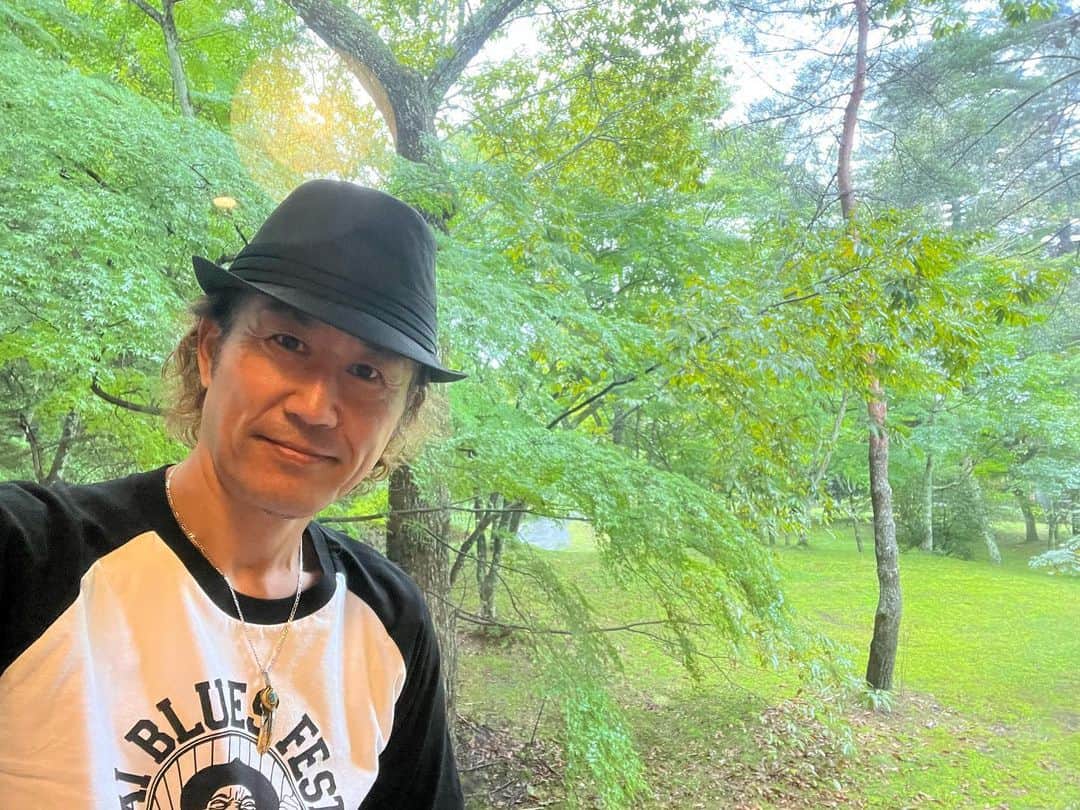 菊田俊介のインスタグラム：「A party gig in Karuizawa. 昨夜は軽井沢にて♫ #karuizawa #liveblues #shunkikuta」