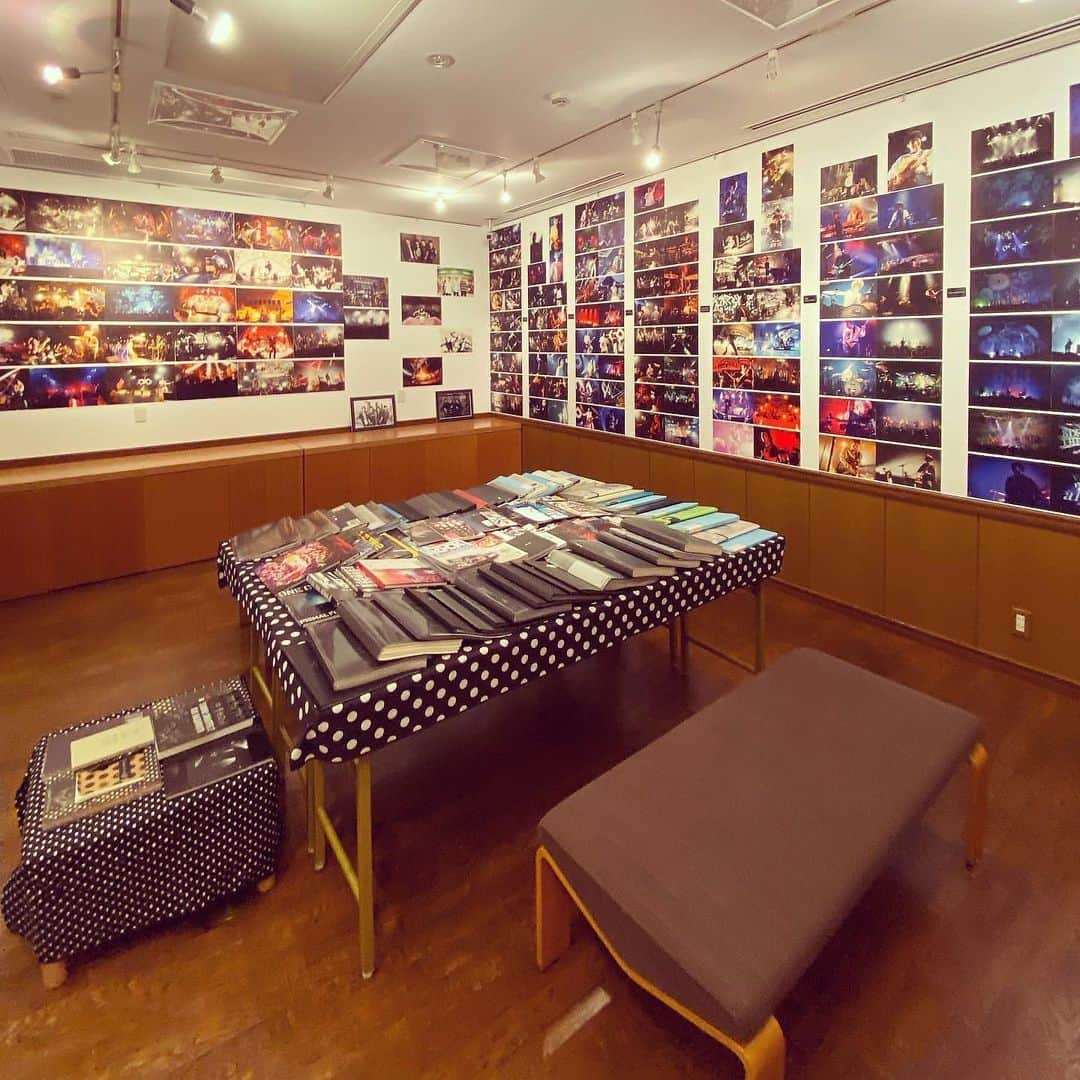 橋本塁さんのインスタグラム写真 - (橋本塁Instagram)「【梅田サウシュー写真展&STINGRAY2日目終了】 無事に終了！明日はあっことアヤナちゃんのダブル店長イベント！是非！NU茶屋から徒歩2分のギャラリー4匹の猫(北区茶屋町５−２)にてお待ちしてますにておにてサウシュー写真展&STINGRAYショップ！明日もハジマザやandropや色々なライブ前の買い物がてらや用事がてら是非！STINGRAY新作オススメはフーディとロンT！差し入れありがとうございました！  #ストリートファッション #ドット #水玉  #ドット柄 #dot #サウシュー#stingray  #サウシュー　#oneokrock  #ストレイテナー #プッシュプルポット　#633 #androp #thebackhorn #ビレッジマンズストア　 #thepillows  #ren #frontierbackyard #dopingpanda  #hawaiian6  #thebawdies #thebandapart #fomare #nothingscarvedinstone #soundshooter #写真展 #photoexhibition #livephoto #landscapephotography #大阪　#梅田」9月9日 20時16分 - ruihashimoto