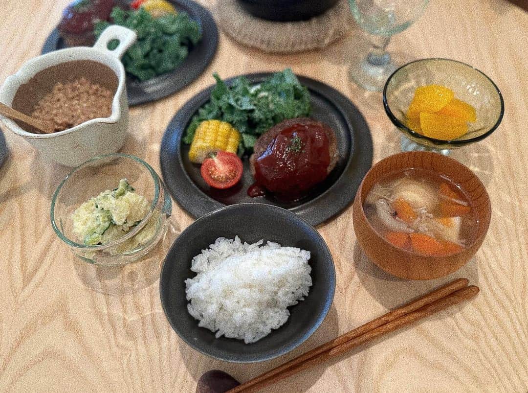 瀬戸サオリのインスタグラム：「お家ランチ🍴🍚🏠  やっぱり料理してる時 無心になれて 大好きな作業👩🏻‍🍳🤍  #オーガニック #有機野菜 #saori_cooking」