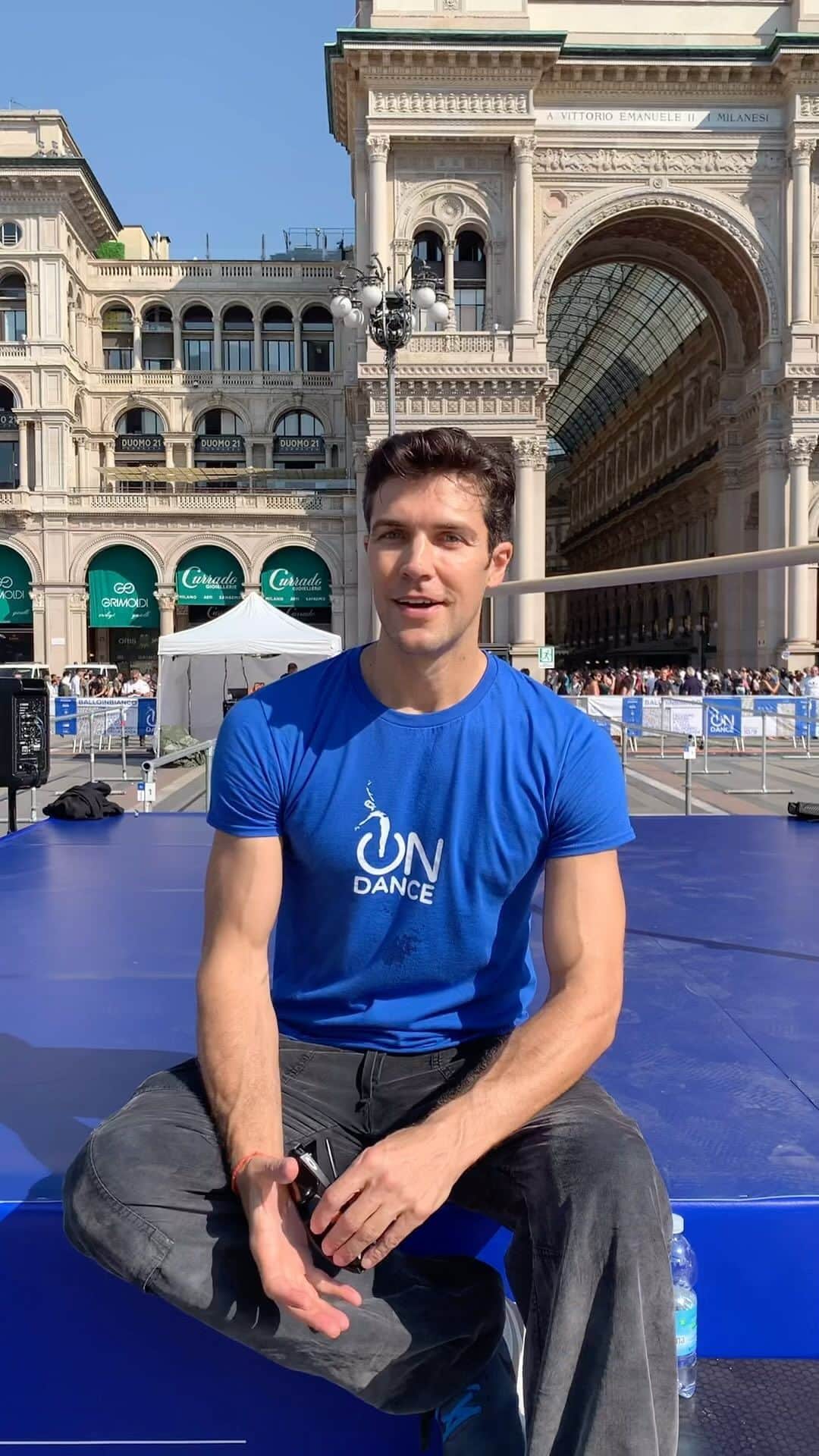 ロベルト・ボッレのインスタグラム：「Appuntamento domani con @RobertoBolle che darà lezione alla sbarra in piazza del Duomo a Milano. Lo straordinario evento in onda in diretta dalle 9.40 su @rai1official in uno speciale condotto da @francifialdini che ci racconterà le emozioni di una piazza gremita di ballerini. Non mancate!   #Balloinbianco #RobertoBolle #Danza #OnDance」