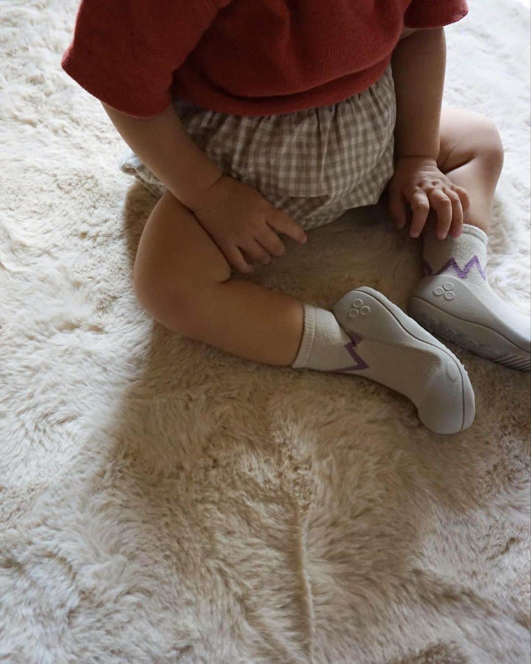 MAKI MIYAMOTO 宮本真紀さんのインスタグラム写真 - (MAKI MIYAMOTO 宮本真紀Instagram)「. 1歳1ヶ月の成長のんびり娘は、まだ伝え歩き程度でファーストシューズをなかなか選ばせて貰えないのでアティパスデビューしました🩰 @attipas_jp   歩育シューズを使うのは初めてだけどデザインも可愛いし、簡単に洗えるから靴下感覚で♡  今日も保育園で初めての運動会だったけど、歩けない分私と一緒に最後まで頑張ったよ👶🏻💓〜 お兄ちゃんも応援ありがとう📣  #アティパス #attipas #こども靴 #ベビーシューズ #歩育 #歩育シューズアティパス」9月9日 20時19分 - makime_me_