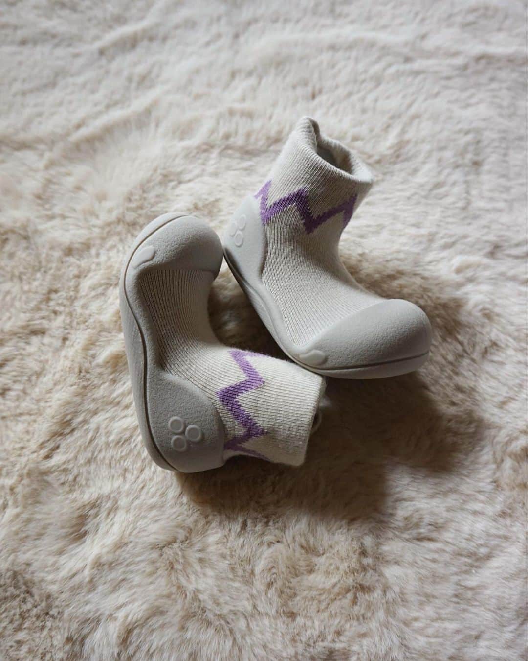 MAKI MIYAMOTO 宮本真紀さんのインスタグラム写真 - (MAKI MIYAMOTO 宮本真紀Instagram)「. 1歳1ヶ月の成長のんびり娘は、まだ伝え歩き程度でファーストシューズをなかなか選ばせて貰えないのでアティパスデビューしました🩰 @attipas_jp   歩育シューズを使うのは初めてだけどデザインも可愛いし、簡単に洗えるから靴下感覚で♡  今日も保育園で初めての運動会だったけど、歩けない分私と一緒に最後まで頑張ったよ👶🏻💓〜 お兄ちゃんも応援ありがとう📣  #アティパス #attipas #こども靴 #ベビーシューズ #歩育 #歩育シューズアティパス」9月9日 20時19分 - makime_me_