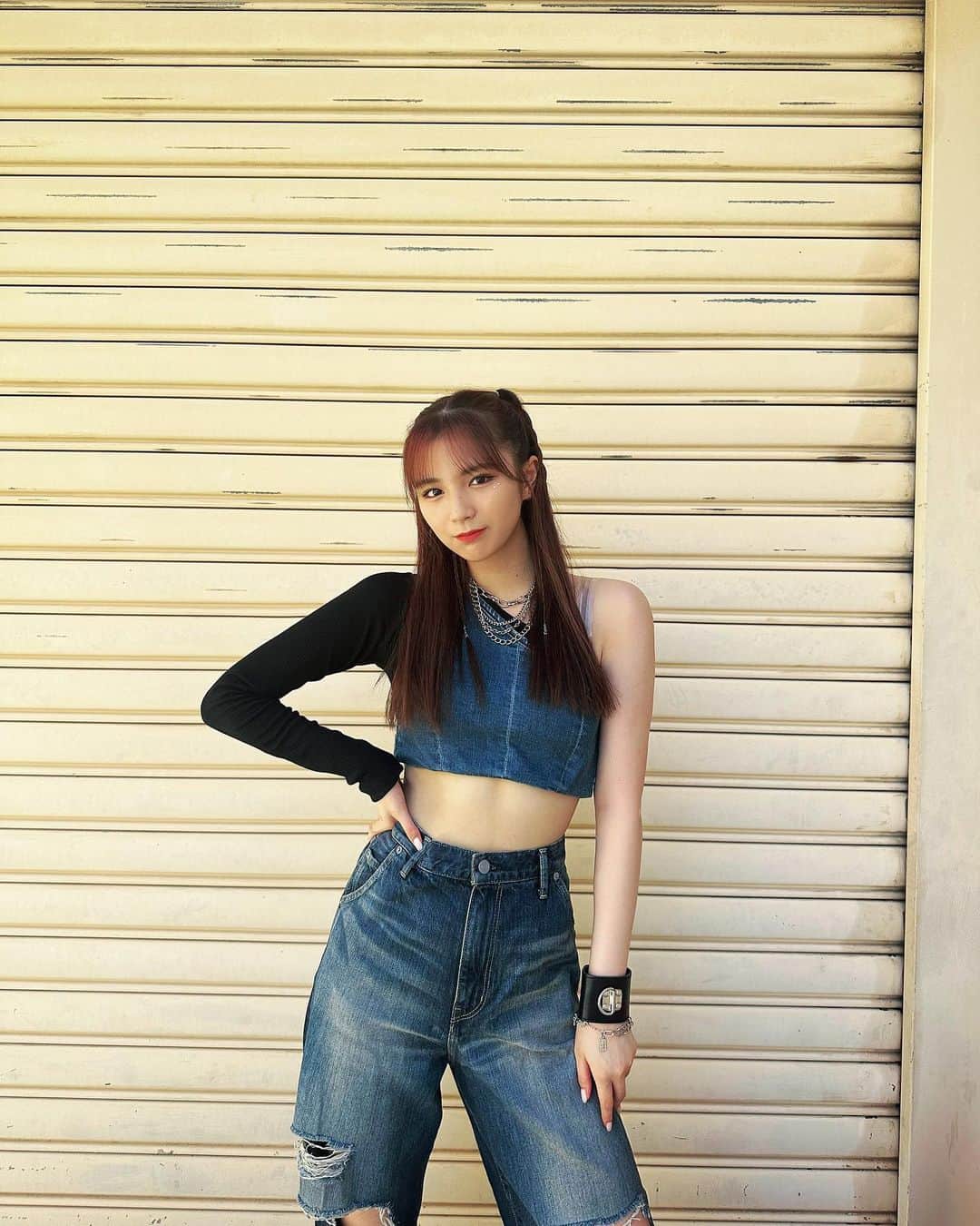 のインスタグラム：「︎ ︎︎︎︎︎☁︎︎ 今日から新しいデニム衣装になりました👖 いい感じー？」