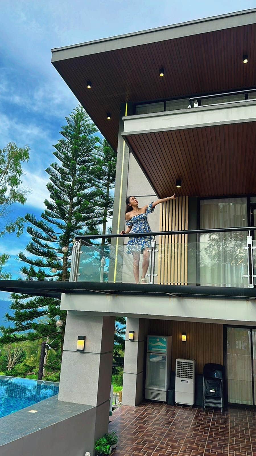 Kim Chiuのインスタグラム：「AS PROMISED, HERE IT IS!❤️🏡 ☺️  See you tomorrow on my channel 8pm on 𝑲𝑰𝑴 𝑪𝑯𝑰𝑼 𝑷𝑯💕 Maraming salamat po sa pagsubaybay ng mga life updates ko and whereabouts. So for this video I’ll be touring you sa akin fruit of labor. 🏡☀️ See you tom!😘」