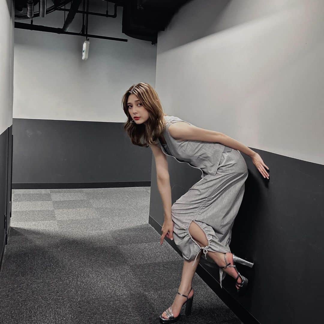 アンジェラ芽衣のインスタグラム：「#メイプル20周年  記念生配信ありがとうございました︎︎☺︎ めちゃくちゃ楽しかったぁ…  たまに思い出す、あの時メイプルで知り合った友達 連絡先はもちろん知らず、あんなに呼んでいた名前すら思い出せないことにモヤモヤしたり。 あの子も、あの子も、みんな元気だといいなぁって心がきゅっとなる 過ごした日々の思い出だけは強く残ってて懐かしくて泣きそうになるの、あの数年間は確かに青春だった  いまどうしてるか分からない子がほとんどだけど、変わらず仲良くしてる人達もいます  ネットは危ないって本当だし、人も情報も簡単に信じてはいけないけど 心から信頼出来る、十年以上経っても仲のいい友人に恵まれたのはメイプルのおかげです  特別な思い入れのある大好きなゲームの20周年という大切な時を 生配信で少し早めに皆さんとお祝いできたこと、本当に嬉しかったです。おらは幸せもんだ」