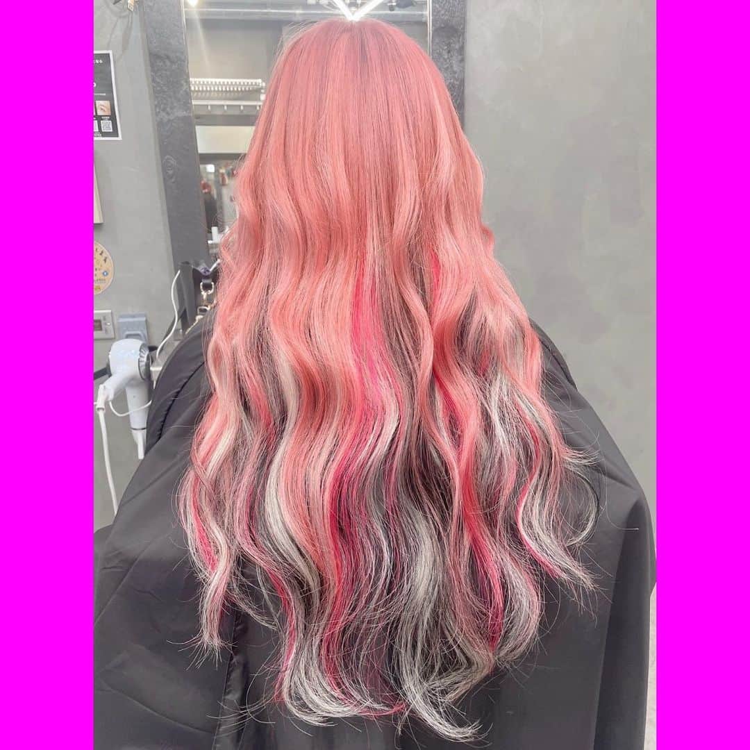 金子きょんちぃさんのインスタグラム写真 - (金子きょんちぃInstagram)「.  新しい髪の毛💖  かわいいすぎる。 いつもありがとございます🙇🏼‍♀️💕 @tnb11   #コーラがだいすき #きょんちぃカラー #結局のところ #黒ピンク #最強」9月9日 20時30分 - kyokaest9