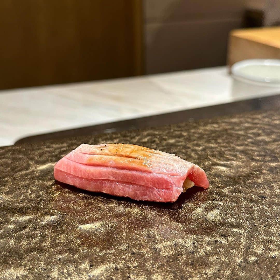 ウンセン・ウィリティパー・パックディープラソンのインスタグラム：「New favorite sushi in town 🍣  ร้านใหม่ล่าสุดใน Thonglor จองกันด่วนๆเลยคะ 💥💥」