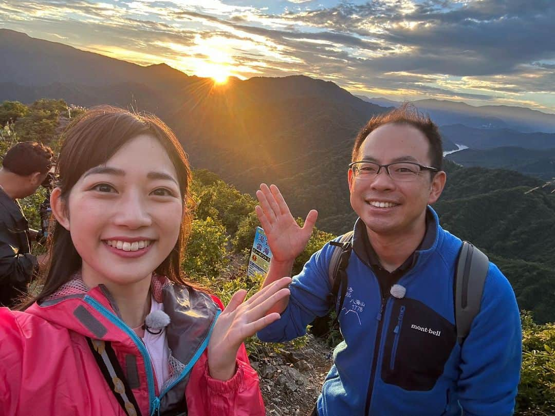 松本亜美のインスタグラム：「今日は久々に土曜日のニュース担当でした！この後20:56ごろのニュースも担当しますよ🎤  先日のお国自慢の振り返り🌅 絶景自慢！！ということで新潟からは魚沼市の枝折峠（しおりとおげ)をご紹介しました！ 雲が山々を越えて滝のように流れ落ちるように見える「滝雲」を見に行きました！ 見るためには条件があり、朝早い時間の晴れの日で、寒暖差のある風が強すぎないこと、そして最後に運も大事なんだとか。  朝5時前にはおすすめスポットに到着し、滝雲を見るぞ！！と意気込んでいたのですが… 残念ながら風が強すぎて見ることができませんでした🥲 運は味方してくれませんでした😭  しかし！朝焼けはチャンスありということで待っていると、しっかりと山から太陽が出てくる瞬間を見ることができました🌅 超朝活！パワーをもらえるロケでした！！ 滝雲を見てみたい！という方は、運試ししてみてくださいね☁️  美しい景色の数々をお裾分け♪ 5枚目が風の強さを物語っています😂  #teny #テレビ新潟  #夕方ワイド新潟一番  #ばんえつ横断お国自慢  #福島 #新潟 #絶景自慢  #魚沼市 #枝折峠  #滝雲 #雲海 #ご来光 #運試し  #超朝活 #深夜出発  #アナウンサー  #松本亜美」