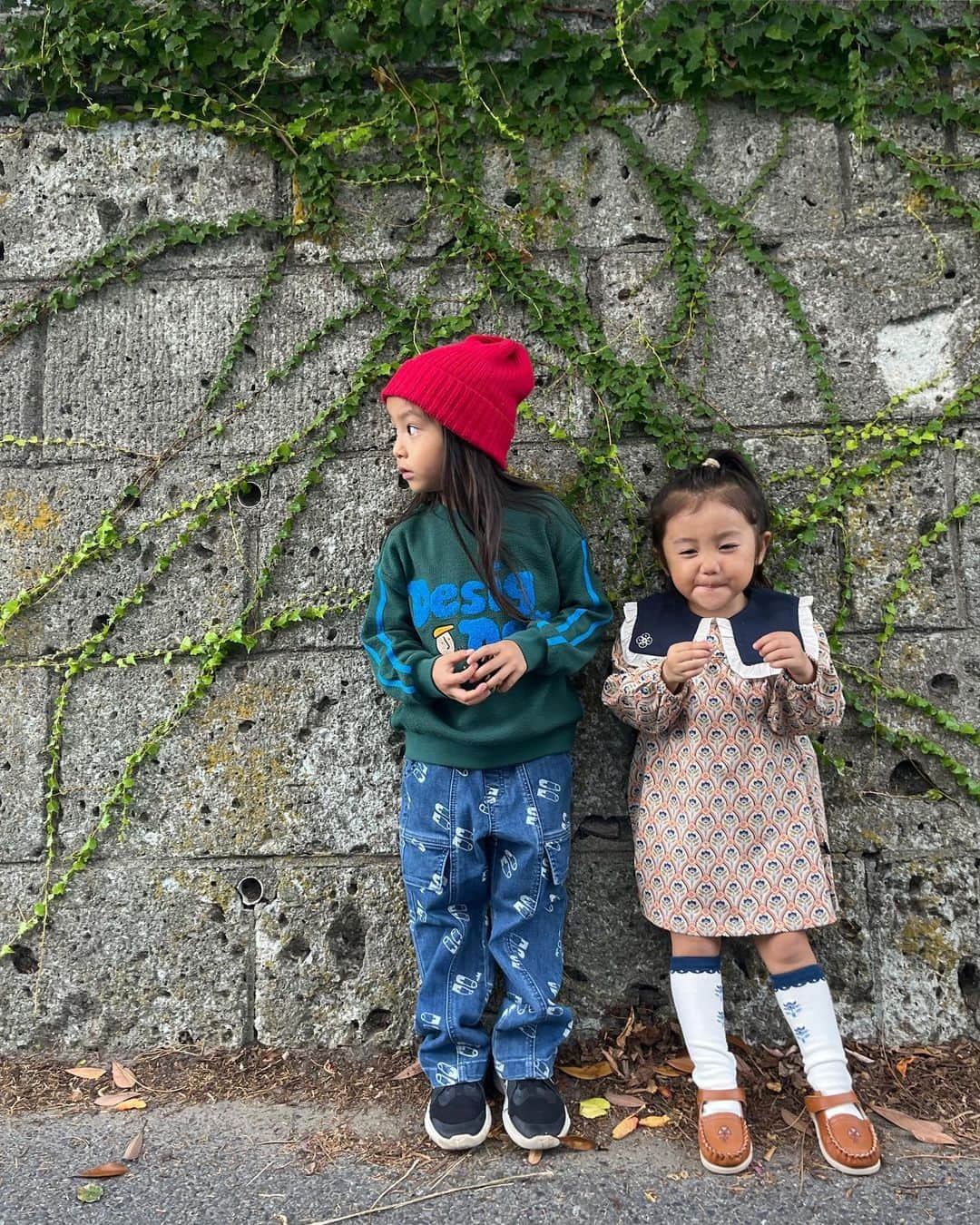 EMILY/BLUEさんのインスタグラム写真 - (EMILY/BLUEInstagram)「2人で秋の装いを〜🍂  にこりんはご覧の通り、日々ひょうきんに成長中😂 このしんしんの表情が私的にたまりましぇん🧏🏻‍♀️♡  最近は水着姿ばっかりだったから、 秋服はなんか新鮮だ💡 やっぱりお洋服はこの季節楽しいよね〜😚🫶🏼  これはモイモルン　@moimoln  @moimoln.jp  でコーディネート😍🛍️ 韓国ブランドってやっぱり可愛いよね♡ 年内中には韓国にも遊びに行きたいよー🇰🇷  #moimoln #モイモルン #ベビー服 #ベビーコーデ #キッズ服 #キッズコーデ #海のある生活 #海のある暮らし #インテリア #男の子ママ #女の子ママ #ミッドセンチュリー #カラフルインテリア #海の見える家 #5歳 #3歳」9月9日 20時30分 - emilybluejewelry0220