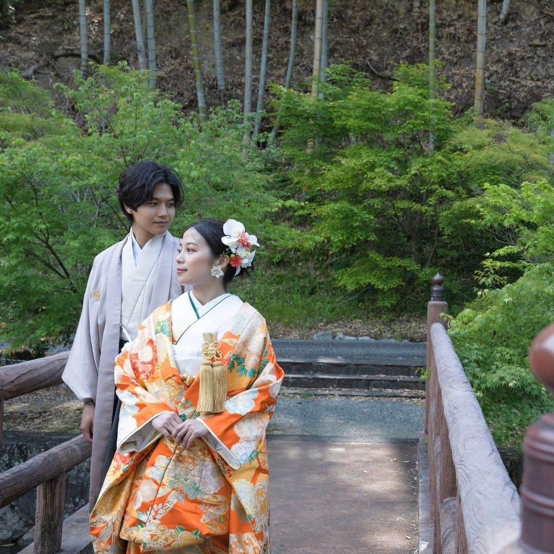 CLAIREのインスタグラム：「📍静岡県・可睡斎  ゆかりのある広い敷地のお寺。豊かな緑と池、山門など、 様々なシチュエーションで撮影ができます🌳 ❀－・ー・－❀－・－・－❀－・－・－❀  どんな撮り方でも、どんなシチュエーションでも、誰とでも 想い出にできるのが写真の最大の魅力です✨  『CLAIRE(クレール)』は、 一生に一度の記念としてぴったりな さまざまなプランやロケーションスポットもご用意しております💫  皆さんの想いと希望が詰まった、 皆さんだけの素敵な想い出をCLAIREで作りませんか？\♡/  ୨୧ その他の情報は公式HPへ ୨୧ こちらのプロフィール先のリンクからご覧いただけます♪ ＠clairebridalstudio  ❀－・ー・－❀－・－・－❀－・－・－❀ #クレールブライダルスタジオ #フォトウェディング #結婚式準備 #プレ花嫁 #卒花嫁 #和装ヘア #和装前撮り #前撮り #写真で結婚式 #白無垢 #着物 #ウェディングドレス #結婚写真 #結婚準備 #日本中のプレ花嫁さんと繋がりたい #ウエディングフォト #フォトウエディング #2023夏婚 #2023秋婚 #2023冬婚」