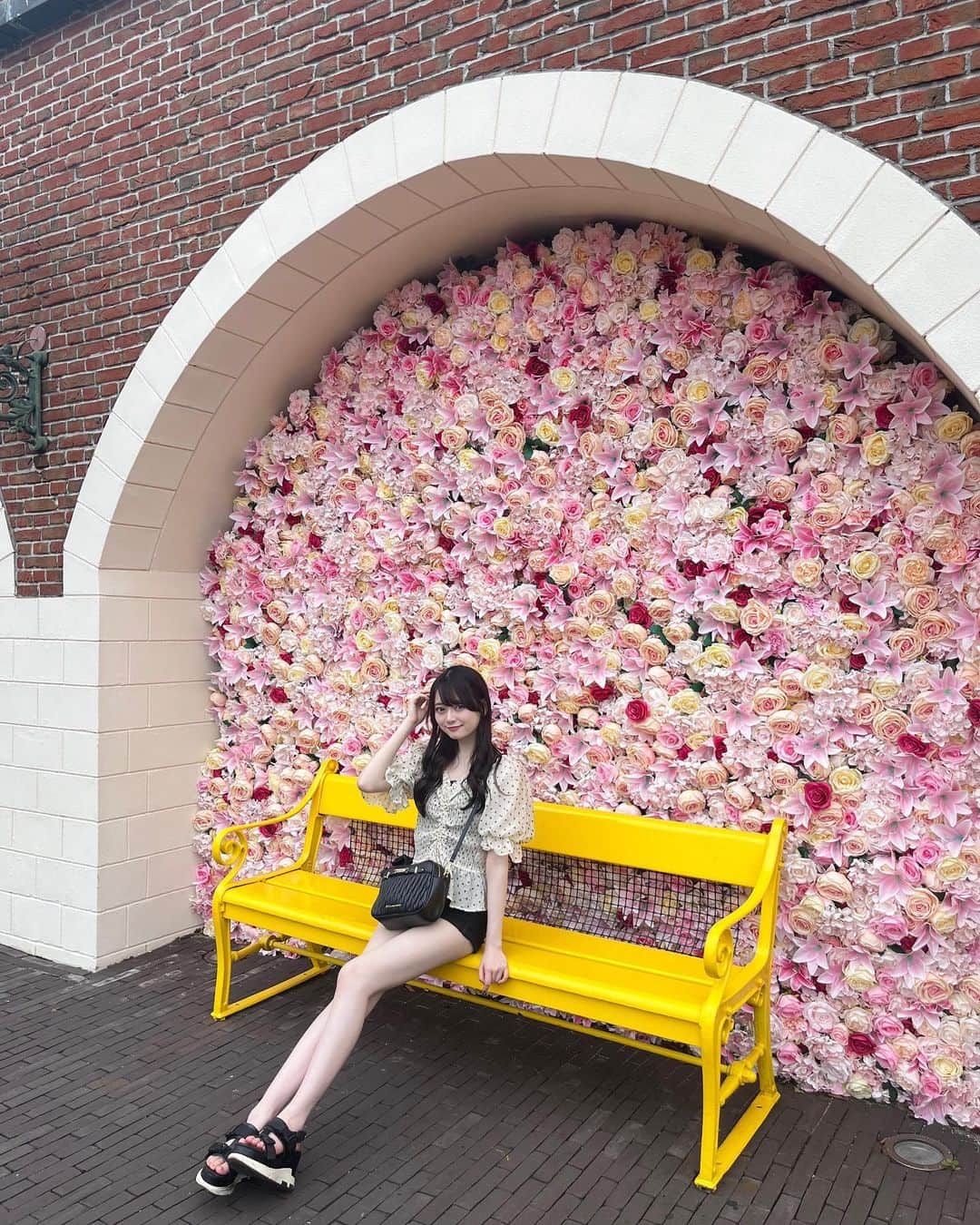 のインスタグラム：「・ ハウステンボス2日目♡  写真映えする所沢山あったから 色んな場所で撮った📷💞  どの写真がすきー？？😳  ∴∵∴ ୨୧ ∴∵∴ ୨୧ ∴∵∴ ୨୧ ∴∵∴ #高比良由菜#ハウステンボス#06#sjk」