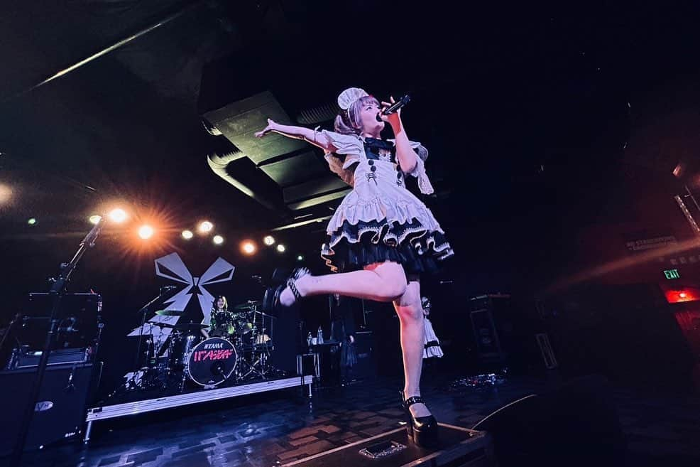 小鳩ミクのインスタグラム：「🌏思い出投稿っぽ！ North America tour🕊🇺🇸  2023.8.14 Ace of Spades in Sacramento, CA  I was able to fly, right po?! The second time Sacramento had fantastic views po!  Thank you Sold out OKYUJI po!!!  #bandmaid #Sacramento #10thanniversary #anniversary #tour」