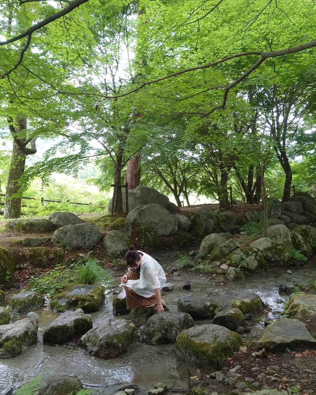 k30858mさんのインスタグラム写真 - (k30858mInstagram)「まだ終わってない🫣 夏休みの記録🤎🤍⛰️🪨🪵🌲🌳🌿🏞️🧳  いつも行く川の手前にめっちゃいいとこ見つけてかなりテンション上がりました🤯✨  何故😶 短パン半袖下は水着🩱にしなかったのか🥺悔やまれる🐷  すました顔してポーズ取ってますが🫣 基本虫がブーンって飛んでくると🦗 📷5枚のようになります🤣  みんな同じだよね？🙃  #夏#夏休み#2023#2023夏休み#夏休みpic#帰省#大好きな場所#大好きな空#大好きな山#大好きな景色#大好きな香り#深呼吸#リセット#リフレッシュ#refresh#power#powercharge#安心する場所#田舎#地元#緑#green#山#森#長野#景色#実家#🌲#japan#記録」9月9日 20時27分 - k30858m