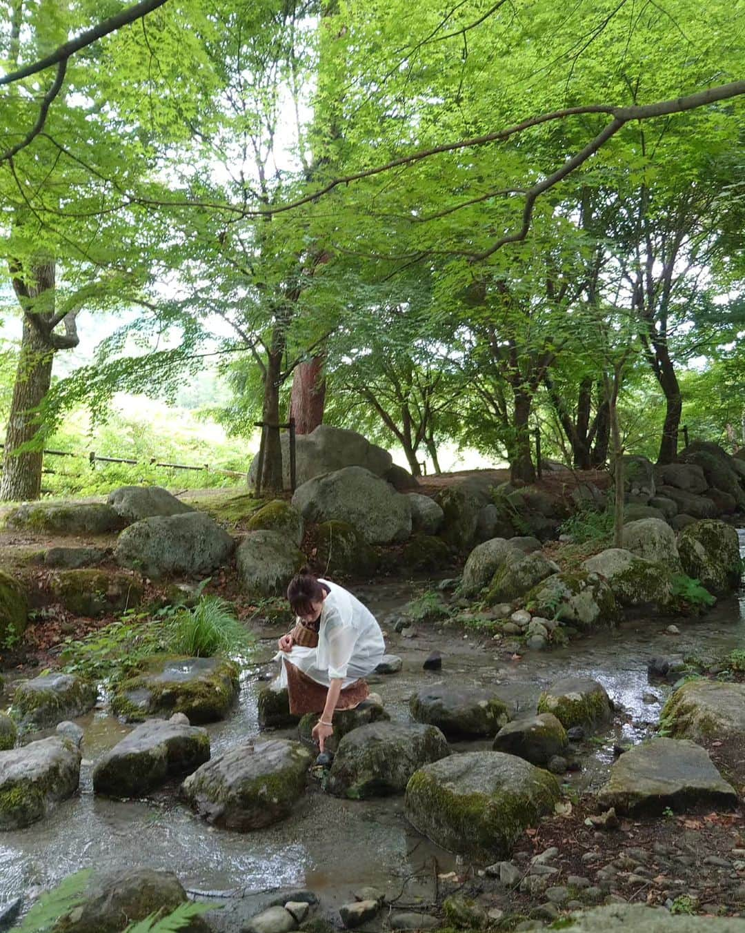 k30858mさんのインスタグラム写真 - (k30858mInstagram)「まだ終わってない🫣 夏休みの記録🤎🤍⛰️🪨🪵🌲🌳🌿🏞️🧳  いつも行く川の手前にめっちゃいいとこ見つけてかなりテンション上がりました🤯✨  何故😶 短パン半袖下は水着🩱にしなかったのか🥺悔やまれる🐷  すました顔してポーズ取ってますが🫣 基本虫がブーンって飛んでくると🦗 📷5枚のようになります🤣  みんな同じだよね？🙃  #夏#夏休み#2023#2023夏休み#夏休みpic#帰省#大好きな場所#大好きな空#大好きな山#大好きな景色#大好きな香り#深呼吸#リセット#リフレッシュ#refresh#power#powercharge#安心する場所#田舎#地元#緑#green#山#森#長野#景色#実家#🌲#japan#記録」9月9日 20時27分 - k30858m