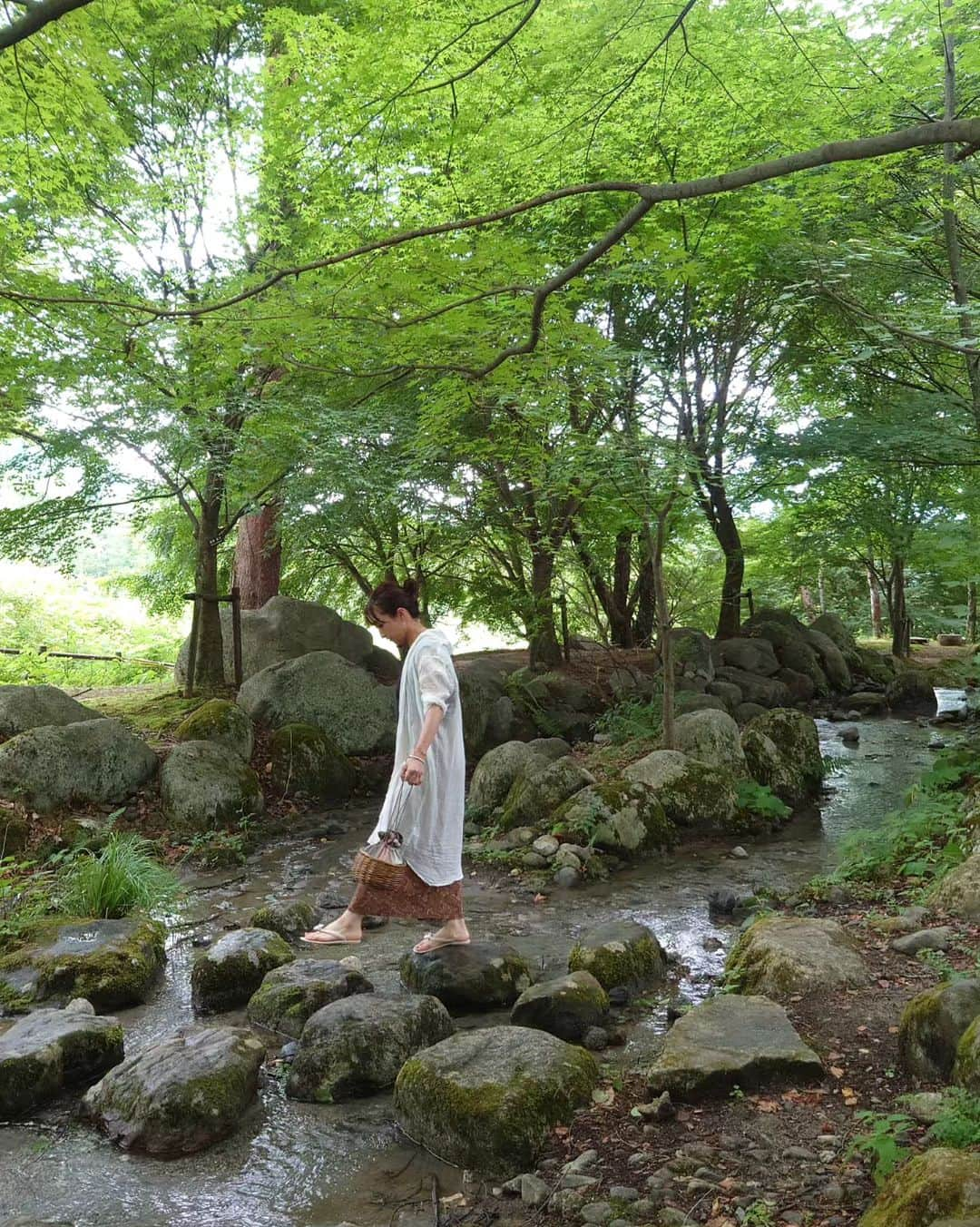 k30858mさんのインスタグラム写真 - (k30858mInstagram)「まだ終わってない🫣 夏休みの記録🤎🤍⛰️🪨🪵🌲🌳🌿🏞️🧳  いつも行く川の手前にめっちゃいいとこ見つけてかなりテンション上がりました🤯✨  何故😶 短パン半袖下は水着🩱にしなかったのか🥺悔やまれる🐷  すました顔してポーズ取ってますが🫣 基本虫がブーンって飛んでくると🦗 📷5枚のようになります🤣  みんな同じだよね？🙃  #夏#夏休み#2023#2023夏休み#夏休みpic#帰省#大好きな場所#大好きな空#大好きな山#大好きな景色#大好きな香り#深呼吸#リセット#リフレッシュ#refresh#power#powercharge#安心する場所#田舎#地元#緑#green#山#森#長野#景色#実家#🌲#japan#記録」9月9日 20時27分 - k30858m