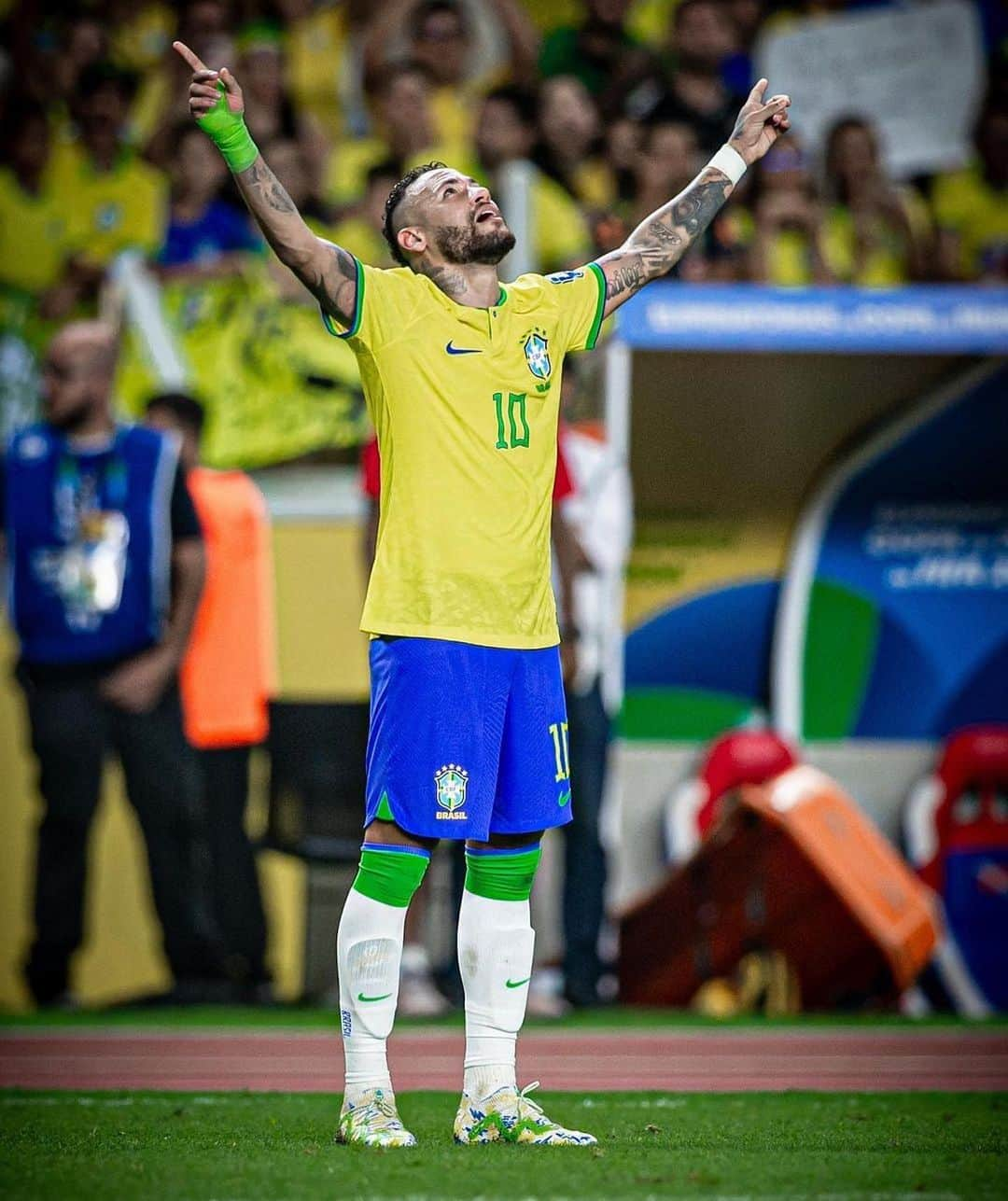 メンフィス・デパイさんのインスタグラム写真 - (メンフィス・デパイInstagram)「Congratulations brother! You did it. All time topscorer of Brazil 🇧🇷  Respect!!!  You inspired me since the early days by the way you playing and approaching the game of football, 🪄 and now you’ve inspired me even more!  Im sure the whole country of brazil will be proud of you, and support you even more in the upcoming years! God bless you Brodie 🙏🏽  LEGACY10 🙌🏽   #AllTimeTopscorer #79」9月9日 20時27分 - memphisdepay