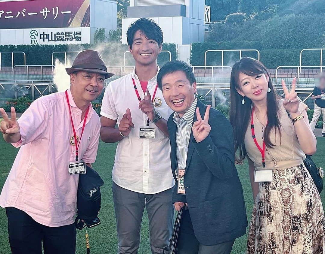 柴田幸子のインスタグラム：「🐎🎤🫧  🔰今日から始める 初心者向け競馬教室🔰  当選された30名の皆さんと 特等席（ゴンドラ階）で！😆💨 お馬さんの勇姿を拝見〜😍  見事に4着ばかりを当てた柴田ですが😂 （複勝換金対象は3着的中まで、、🥹） バックヤードツアーも含めて めちゃめちゃ楽しかったです〜😚🙌🏻✨  声枯れた。。笑  次の競馬教室は10/1開催☝🏻  次こそは1着を当てます！！🎯 （長い道のり。笑 ）  お久しぶりの調教捜査官🐴井内利彰さん👏🏻 ＋AWAKEお馬チーム🫏（←柴田以外は玄人😂）  鞄に井内さんの缶バッチつけて センター街を闊歩してる人がいたら それは間違いなく柴田です。笑  ちなみに逆サイドについてるのは 美和子さんお手製の"Sチャーム"ね🥰  いらしてくださった皆さま ありがとうございました😌🙏🏻♡  #競馬  #競馬女子 #競馬初心者 #競馬教室  ・ ・」