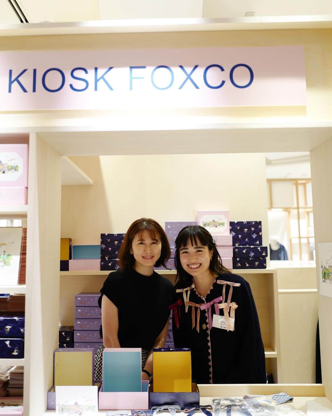 藤井聖子のインスタグラム：「🦊  どーしてもどーしても @foxco_kaori 香織さんに会いたくて 新宿伊勢丹で行われている #kioskfoxco に娘と行ってまいりました!!  お久しぶりだけど インスタで会ってるので久しぶりな感じがしないですって 言ってもらえて、はぁ😮‍💨💕もうメロメロでした💭  世界観も香織さんも最高にかわいい🫰🏻  もちろんグッズも購入。 刺繍入りのミニバッグは狙っていたもの（3.4枚目） めちゃくちゃタイプです。 あとピンクのボックスも！ 子供達からもらったお手紙を入れたいなと思ってます。  #foxco」