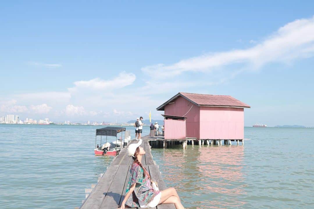 溝呂木世蘭さんのインスタグラム写真 - (溝呂木世蘭Instagram)「マレーシアペナン島🇲🇾 📍 姓陳橋 Tan Jetty  桟橋の先にあるピンクの建物！  桟橋の手前にもお店や住居らしき建物もあったんだけど、全部海の上に浮いてるみたいに見えて面白かった！！ ちょっとでも波きたら浸水しちゃうくらい🫢🫢🫢  面白い街並みに、かわいいピンクの建物🏠  海自体はそんな綺麗じゃなかったけど、緑色になってて逆に写真的には良かった😂  #ペナン島#マレーシア#Malaysia#Penang#姓陳橋 #TanJetty#桟橋#旅#旅好き#一人旅#旅行好き#女子旅」9月9日 20時39分 - seran_0422