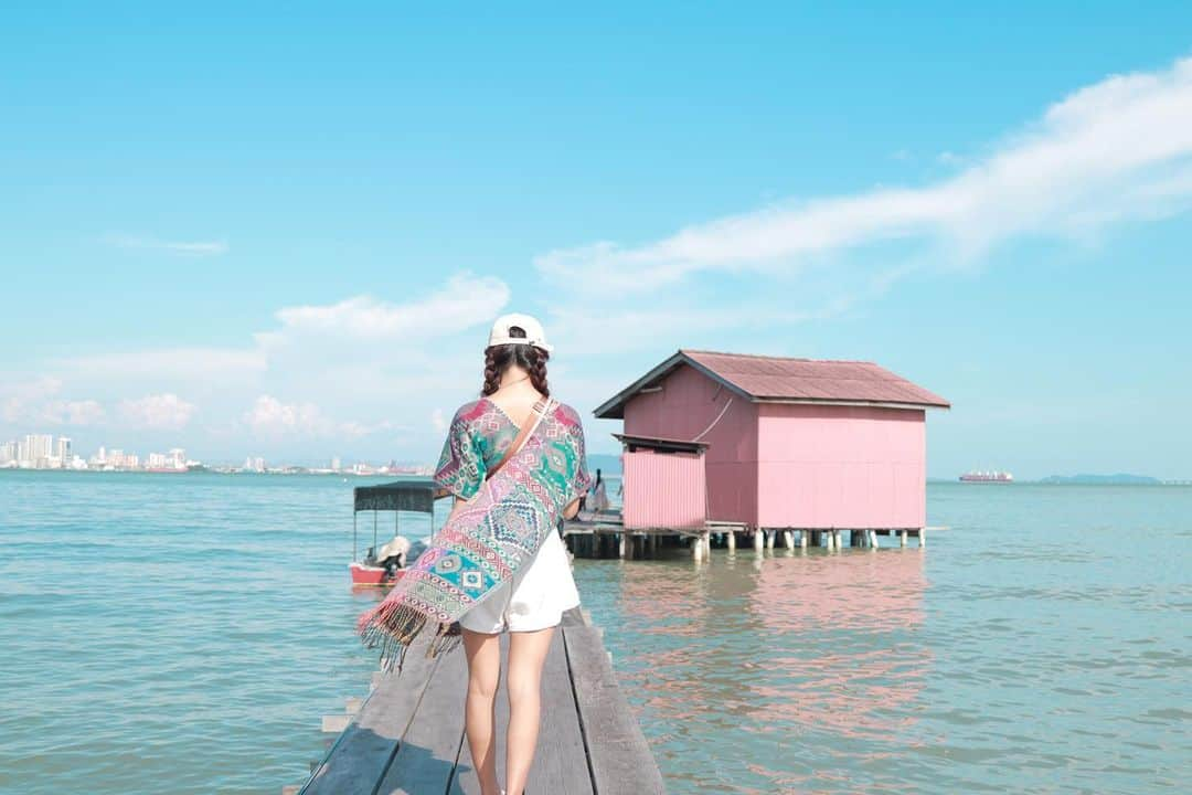 溝呂木世蘭のインスタグラム：「マレーシアペナン島🇲🇾 📍 姓陳橋 Tan Jetty  桟橋の先にあるピンクの建物！  桟橋の手前にもお店や住居らしき建物もあったんだけど、全部海の上に浮いてるみたいに見えて面白かった！！ ちょっとでも波きたら浸水しちゃうくらい🫢🫢🫢  面白い街並みに、かわいいピンクの建物🏠  海自体はそんな綺麗じゃなかったけど、緑色になってて逆に写真的には良かった😂  #ペナン島#マレーシア#Malaysia#Penang#姓陳橋 #TanJetty#桟橋#旅#旅好き#一人旅#旅行好き#女子旅」