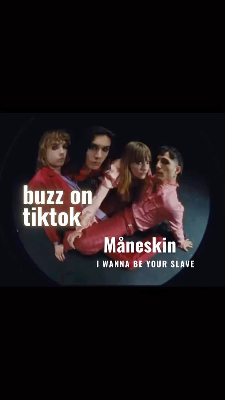 ソニー・ミュージック洋楽のインスタグラム：「tiktokで再燃⁉️ 最近カバーしている人が増えている Måneskin “I WANNA BE YOUR  SLAVE” 🖤君の奴隷になりたいし、君の支配者にもなりたい🖤  Måneskinらしいcoolな歌詞とMV。 ぜひチェックしてみてね❤️‍🔥  #buzzontiktok #洋楽 #歌詞動画 #歌詞 #tiktok #マネスキン」