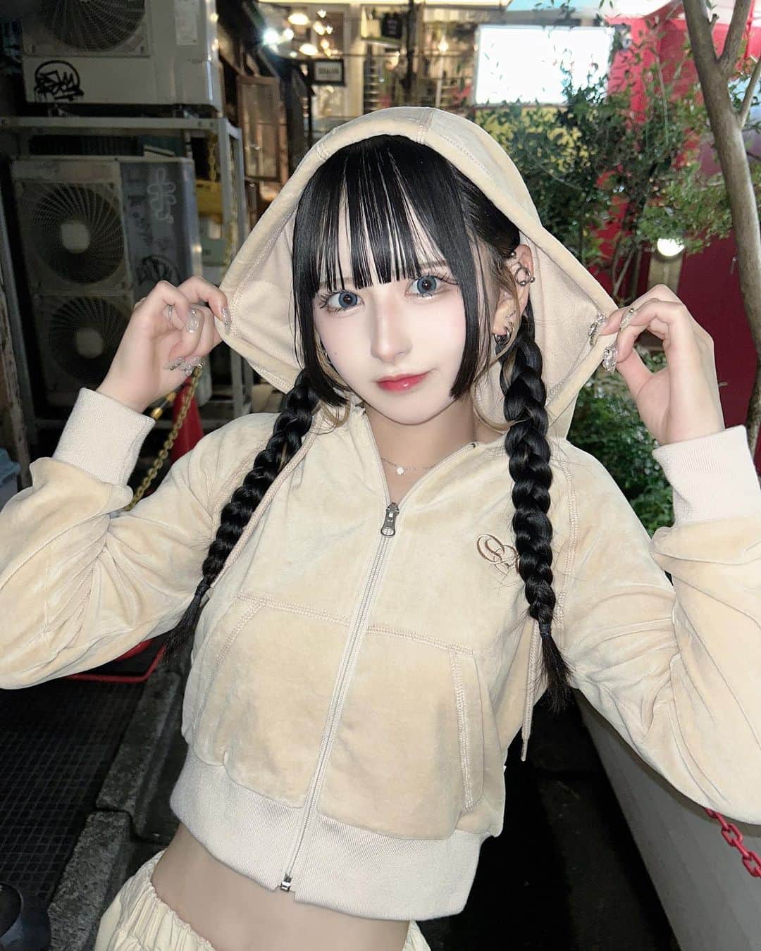 狐波ろんのインスタグラム：「短めのフーディ？パーカー？ずっとほしかったのげとしたー！！ @sculptor_jp さんの！ 今年の秋めちゃめちゃ一軍服になるかも(ˆ꜆ . ̫ . ).ᐟ.ᐟ💮  9/12(火)お昼の12時にZOZOTOWNで発売されるからみんなおそろいちよね⸝⸝ʚ̴̶̷̆_ʚ̴̶̷̆⸝⸝」