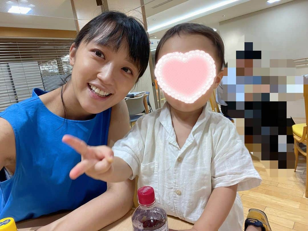 竹内由恵のインスタグラム：「週末は夫に下の子を見てもらい、久しぶりに長男と二人で遊びに行きました！ 最近は保育園でも「ママ〜」とシクシク泣いてしまっているらしく、母の愛情が求められているのを感じています！！ それにしても信じられないほど休みなく走り回っていて、最近下の子に付き合って、あまり外遊びに行けていなかった分のエネルギーが溜まっているのかな…と感じました。 帰りの車の中で、「楽しかったねえ」と言ってくれた。充実した一日でした。  #二人育児 #子育て広場」