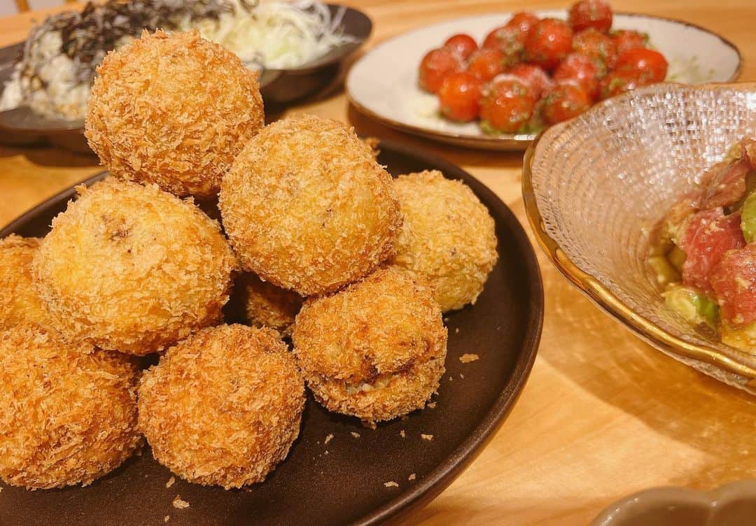 近藤千尋のインスタグラム：「太田家で大人気なコロッケ よし、作るか‼️‼️‼️ と気合いがいる一品💁‍♀️🩷笑 でも今日は子供達が丸めたり 卵つけたりパン粉つけたり してくれたから楽でした😍🙏 (後片付けは悲惨だよ🩷 ひーぼぉくんありがとう🩷笑)  牛豚の合挽き肉と玉ねぎ 醤油大、お砂糖、鰹だし、塩コショウを入れて炒めて 茹でたじゃがいもと混ぜて マヨネーズをたっぷり入れて 丸くしてあとは小麦粉、卵、パン粉の順番でつけて180℃米油で💕  ソースなしでも美味しいコロッケ❤️  説明会やら習い事やら 土日はバタバタしてて 今が踏ん張りどころ😍🩷  パパと次女がお揃いの993履いてて 可愛すぎた。。 @et_liberi  にてget💗 可愛すぎるセレクトショップ✨🛍️  3枚めの風船みたいなやつ懐かしくない？！！笑 コンビニでgetしたけど 私が楽しんでしまった。。笑❤️」