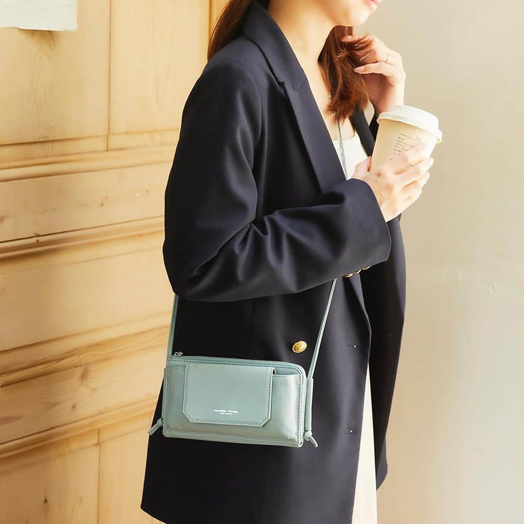 サマンサタバサのインスタグラム：「. Flap Leather Smartphone Shoulder Bag ┈┈┈┈┈┈┈┈┈┈┈┈┈  シンプルデザインの横型スマホショルダー。 ソフトレザー素材でかっちりしすぎず、 カジュアルな印象に🌿  フロントにスマホがすっぽり入れられるポケット、 背面にはお財布機能付き、小銭入れファスナーポケットも完備♪  スタイリングしやすい落ち着いたおしゃれカラー展開✨  ┈┈┈┈┈┈┈┈┈┈┈┈┈ ¥15,400 black/silver/pink/mint  #サマンサタバサプチチョイス  #samanthathavasapetitchoice  #スマホショルダー　#財布 #財布の中身」