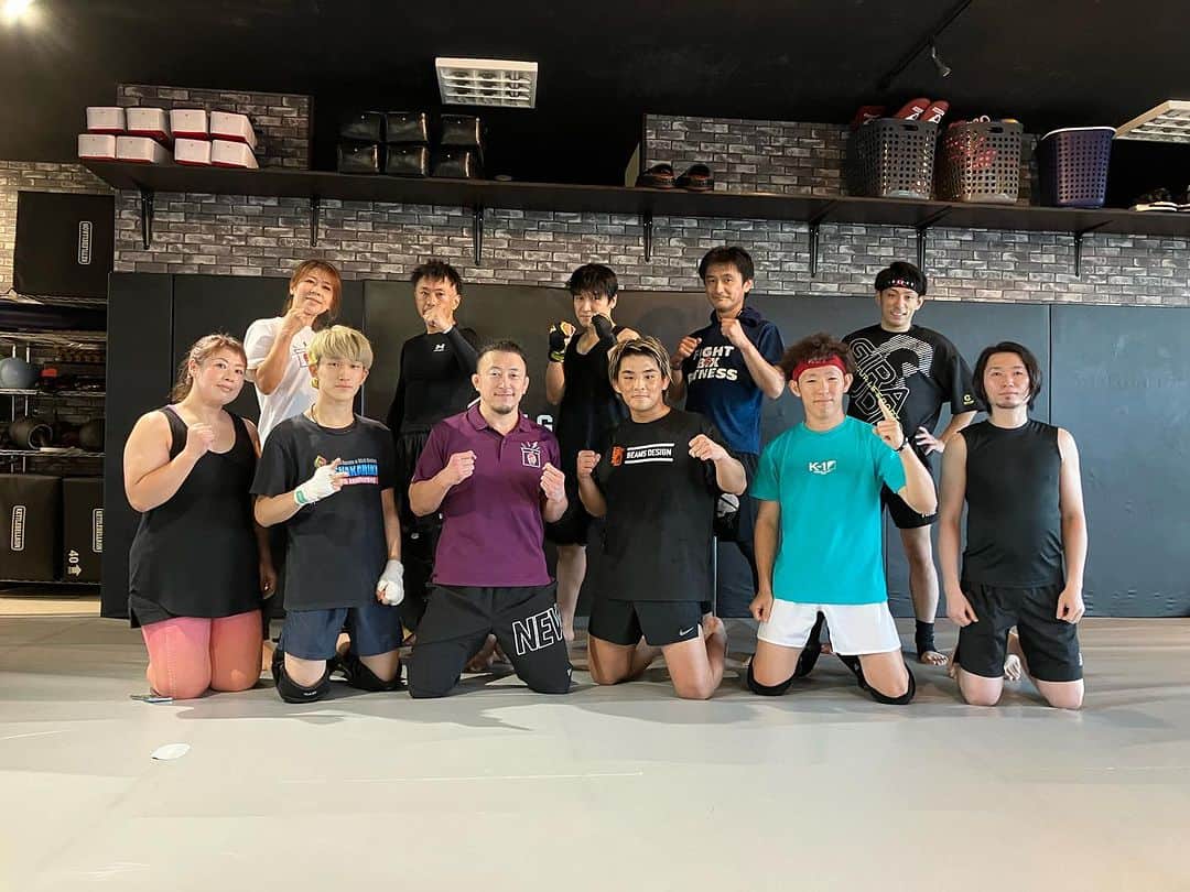 川尻達也のインスタグラム：「FIGHT BOX FITNESSにK-1ライト級王者の与座選手が来てくれました！ 会員さんのミット待ってくれたりマススパーしてくれたり。 強い人は優しい。 ありがとうございました！ 茨城県土浦市出身土浦市在住の与座選手の応援よろしくお願いします！」