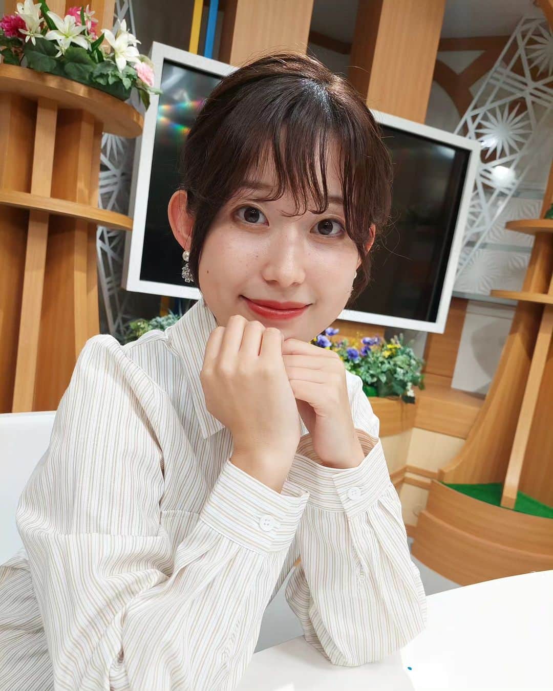 小田都由のインスタグラム：「⁡ ⁡ ⁡ 先日、前髪を切りました💛⁡ みなさんから温かいコメントをいただき感謝でいっぱいです…⁡ しばらく新しいヘアスタイルを楽しもうと思います♪⁡ ⁡ 今週もお疲れ様でした☺⁡ 良い週末をお過ごしください😌⁡ ⁡ ⁡ ⁡ #KKB⁡ #鹿児島放送⁡ #アナウンサー⁡ #鹿児島⁡ #写真⁡ #photo⁡ ⁡」